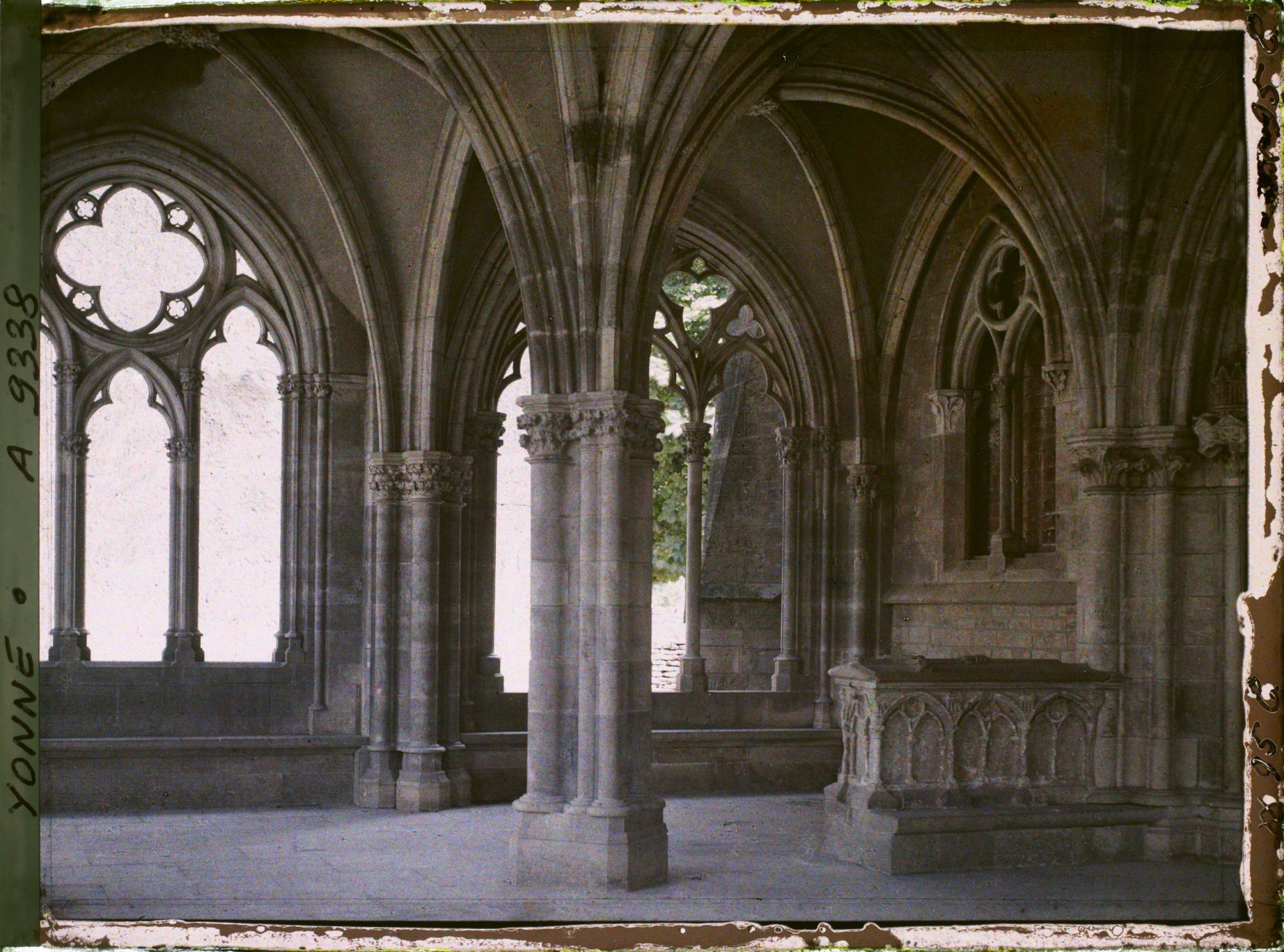 Image représentant France, St Père, Le porche postérieur à l'Eglise qui est du XIIIe (gothique bourguignon) le tombeau du XIIIe