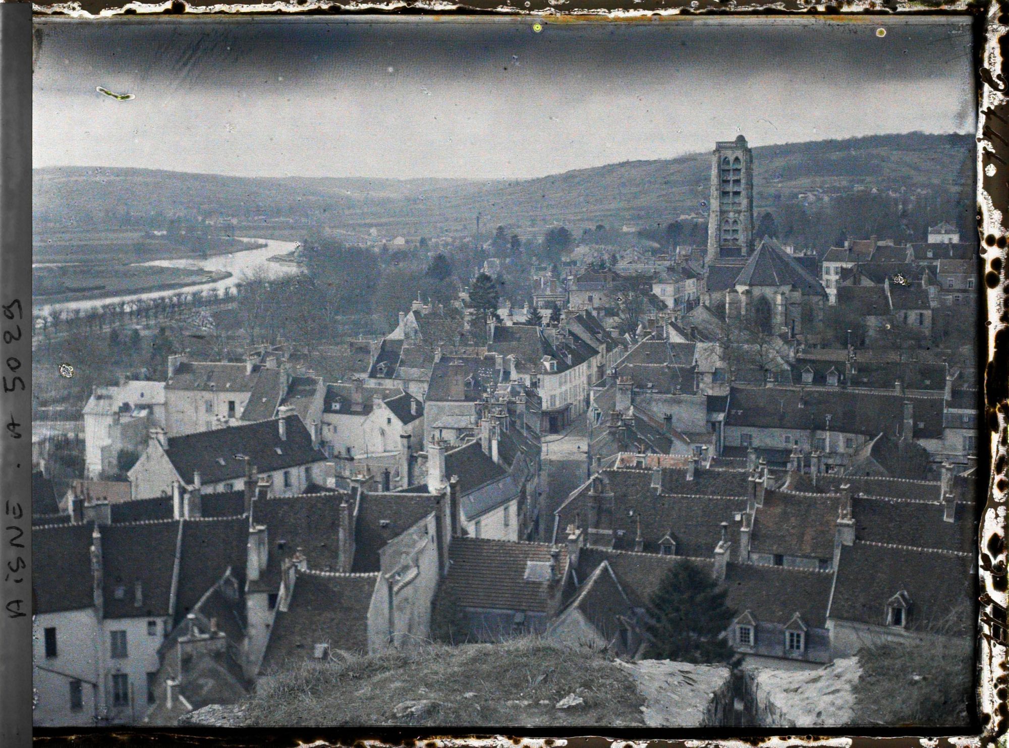 Image représentant Vue prise du coin ouest de la terrasse du château, la tour de Saint-Crépin et la Marne