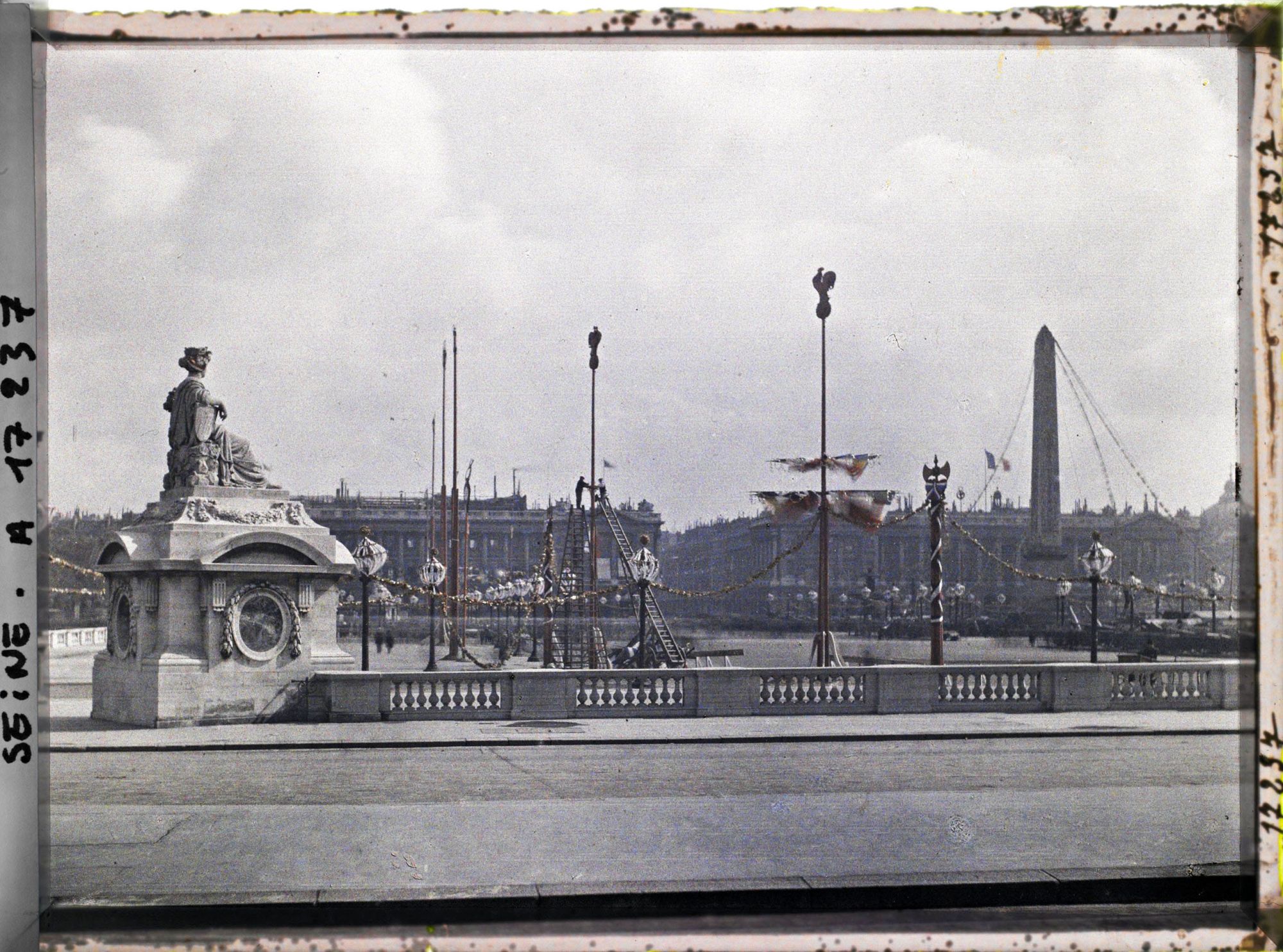 Image représentant La place de la Concorde décorée pour les fêtes de la Victoire des 13 et 14 juillet