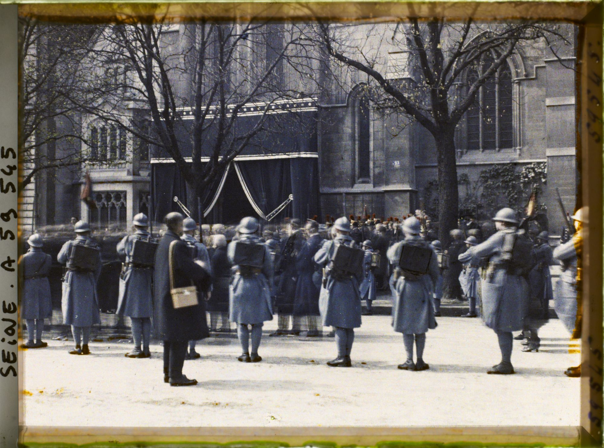 Image représentant Les funérailles de l'ambassadeur des États-Unis Myron Herrick, arrivée à l'église américaine quai d'Orsay