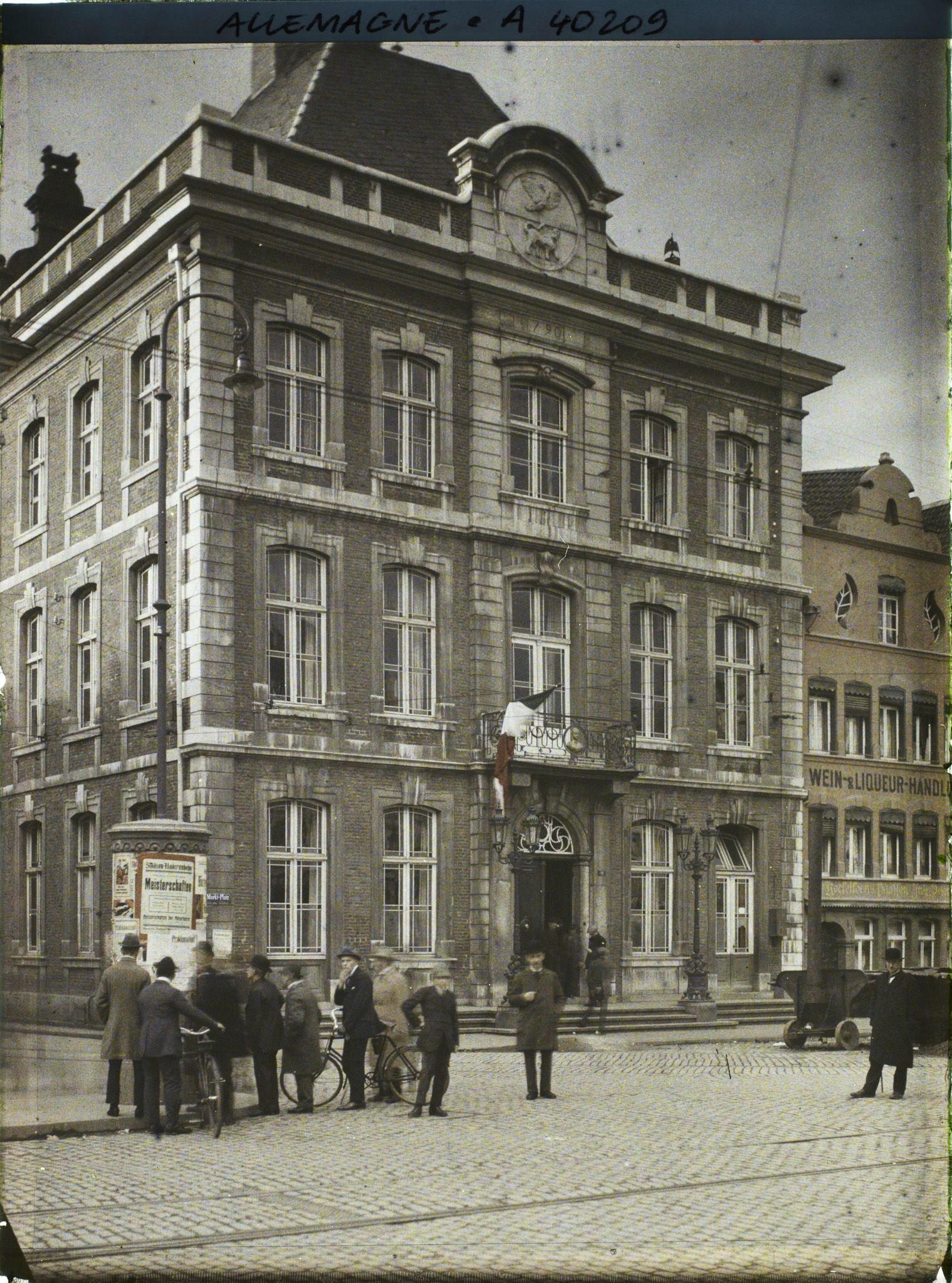 Image représentant Prusse, Düren, Hôtel de Ville avec drapeau Rhénan