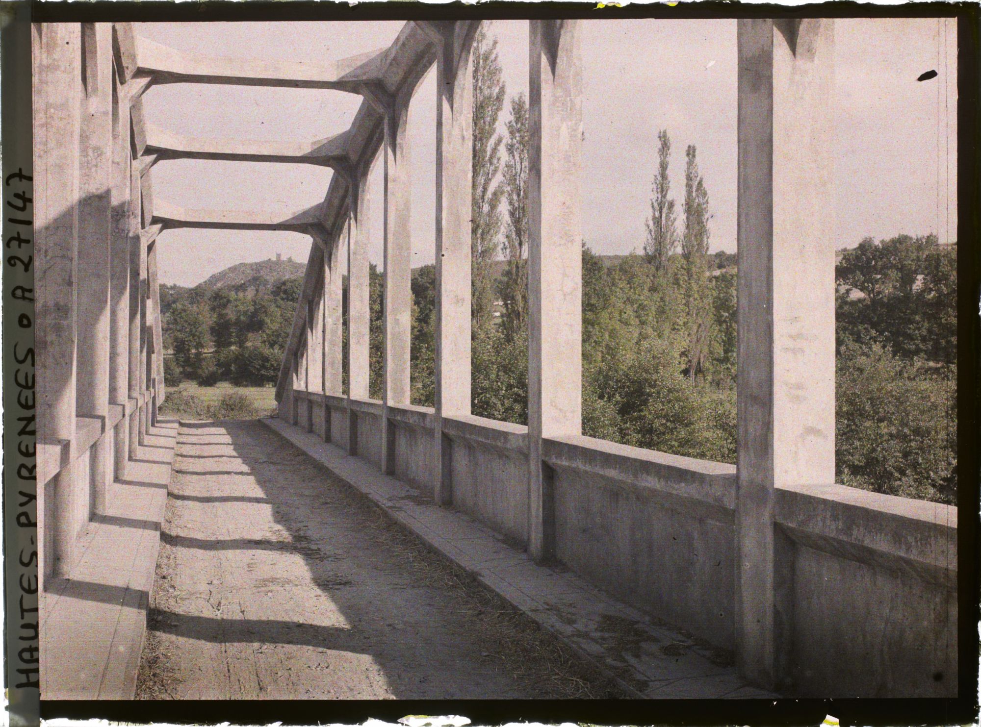 Image représentant France, Vallée d'Ossau, Sarrancolin : Pont de Ciment armé sur la Neste