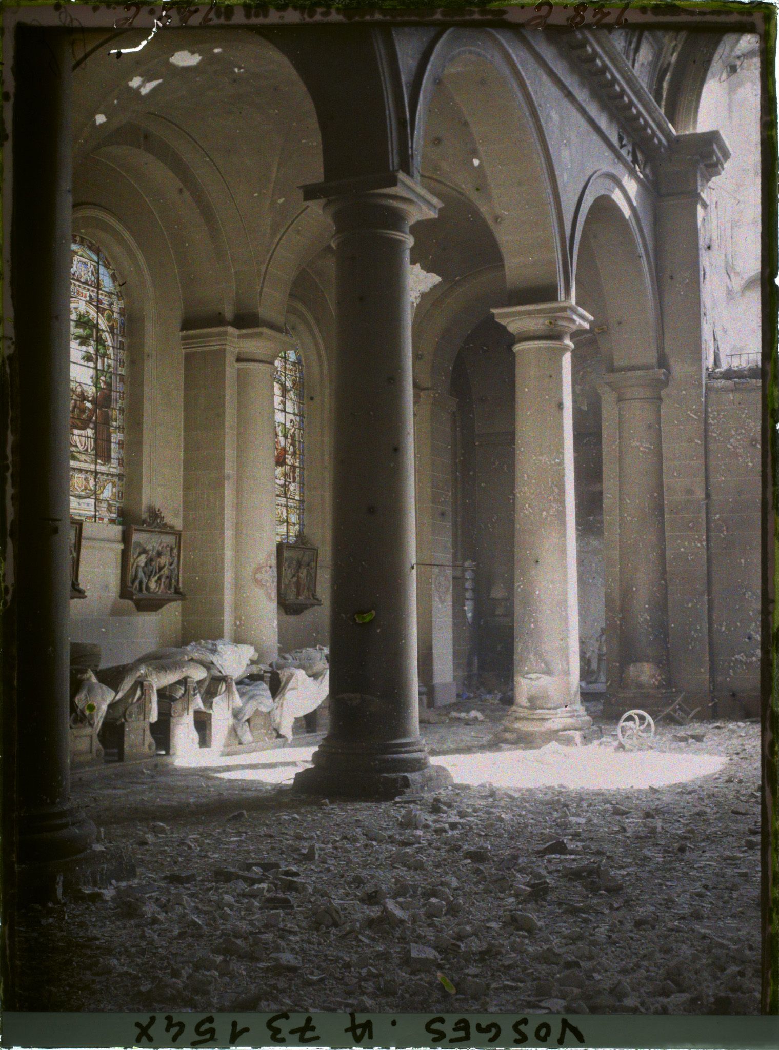 Image représentant Intérieur de l'église qui a été brûlée, puis a servi aux blessés