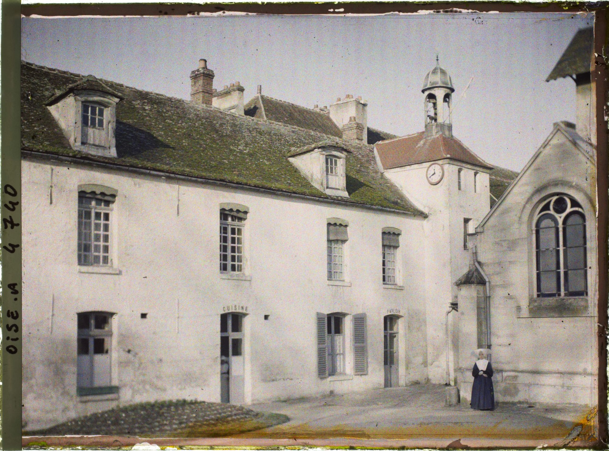 Image représentant Cour intérieure de l'hôpital avec la Supérieure qui a tenu tête aux Allemands