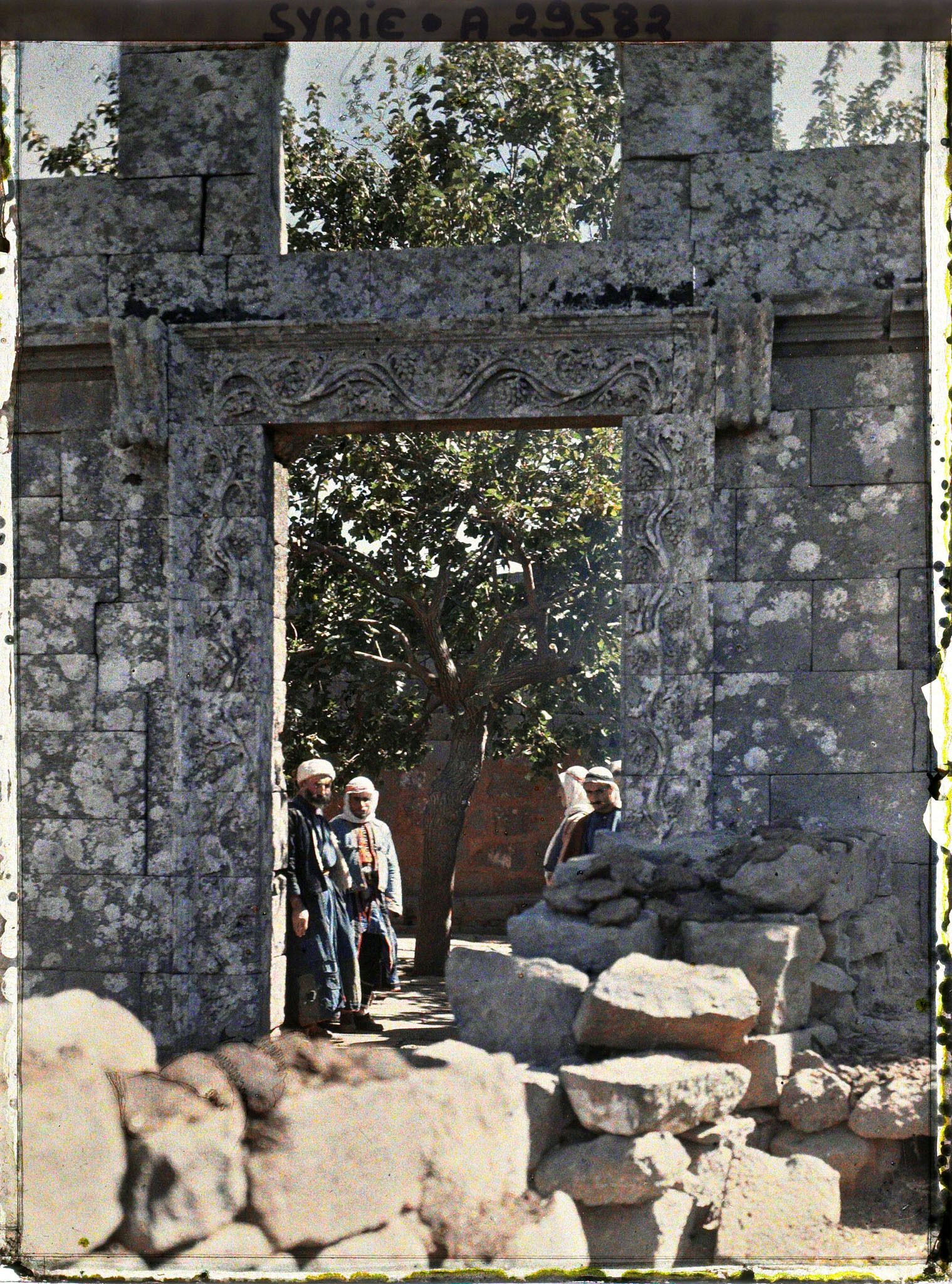 Image représentant Linteau et encadrement à décoration florale du portail de la basilique du Sérail