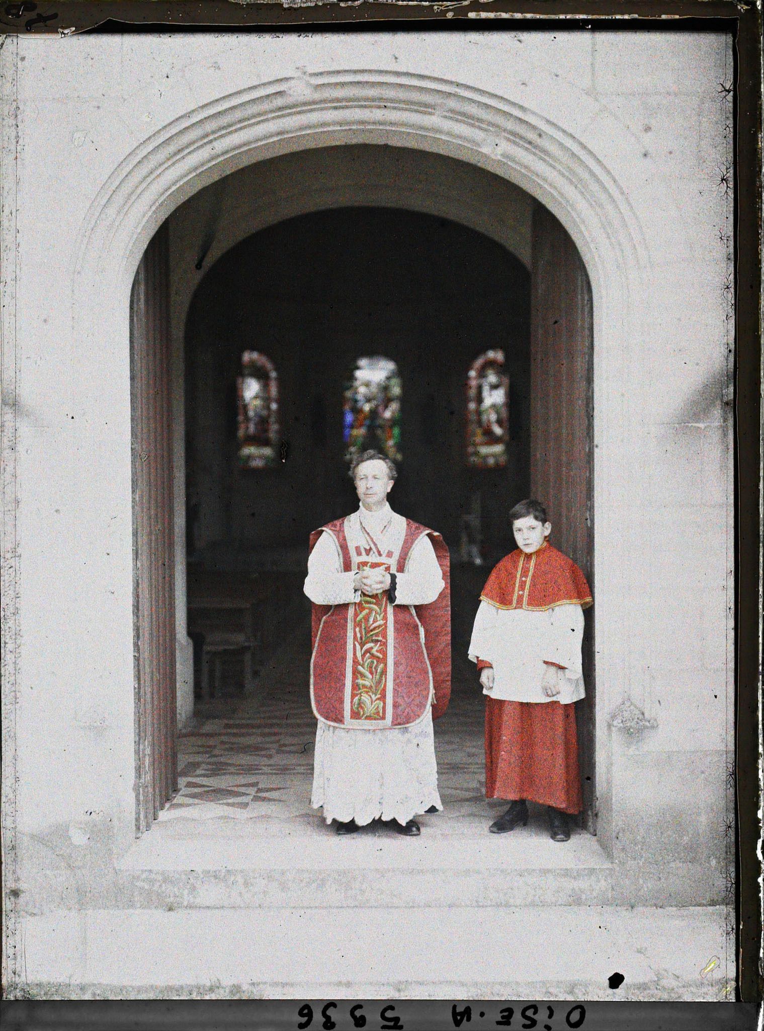 Image représentant Le curé de Chevincourt devant son église
