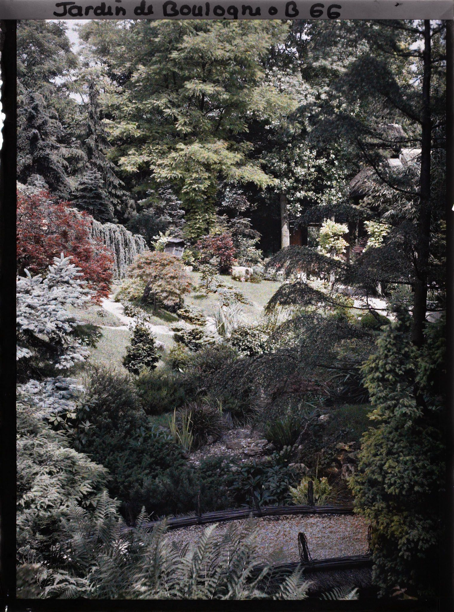 Image représentant Pont près de la maison ouest du " village japonais " et rivière sèche coulant vers le jardin anglais