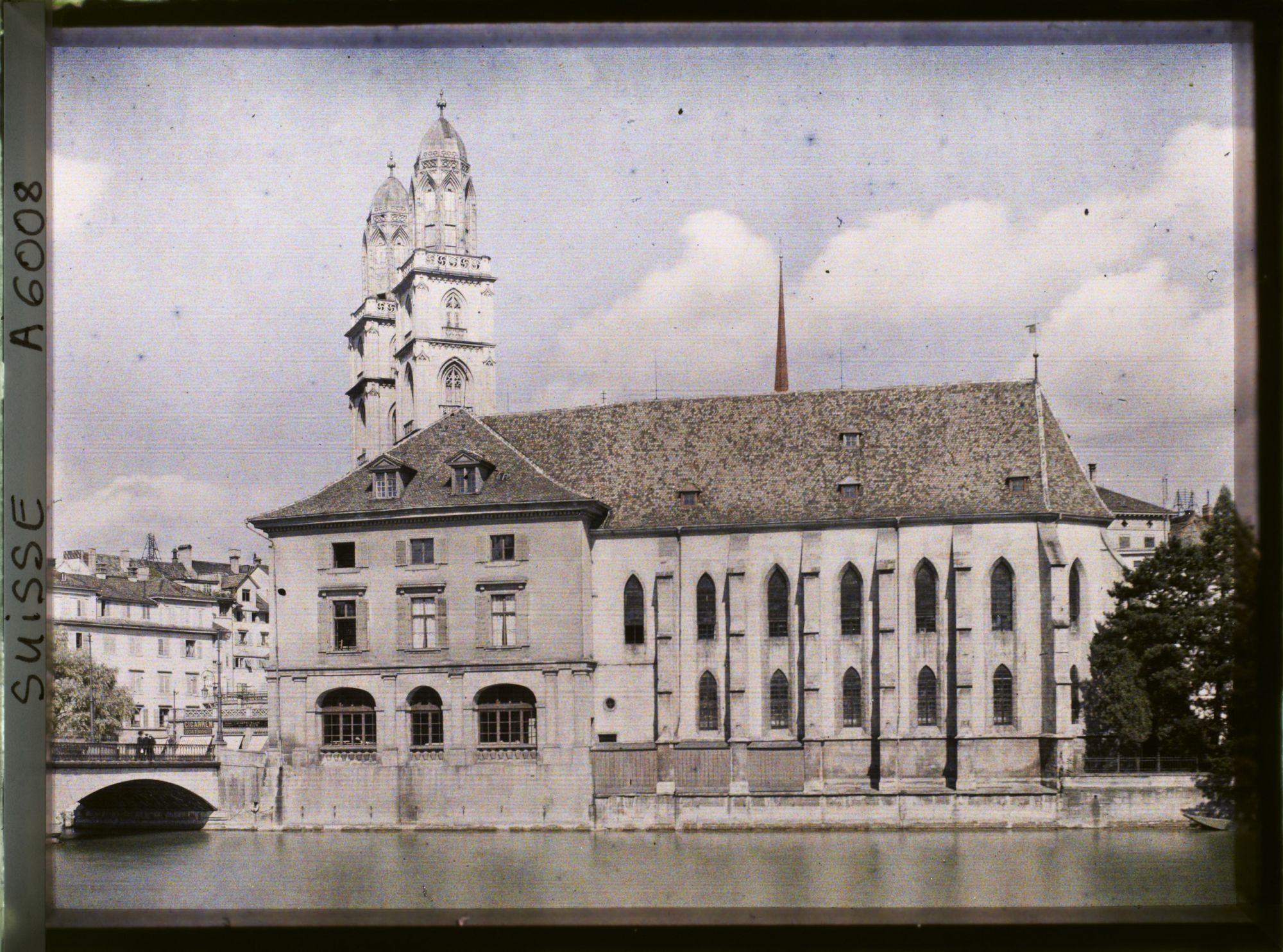 Image représentant La Wasserkirche devant le Grossmünster