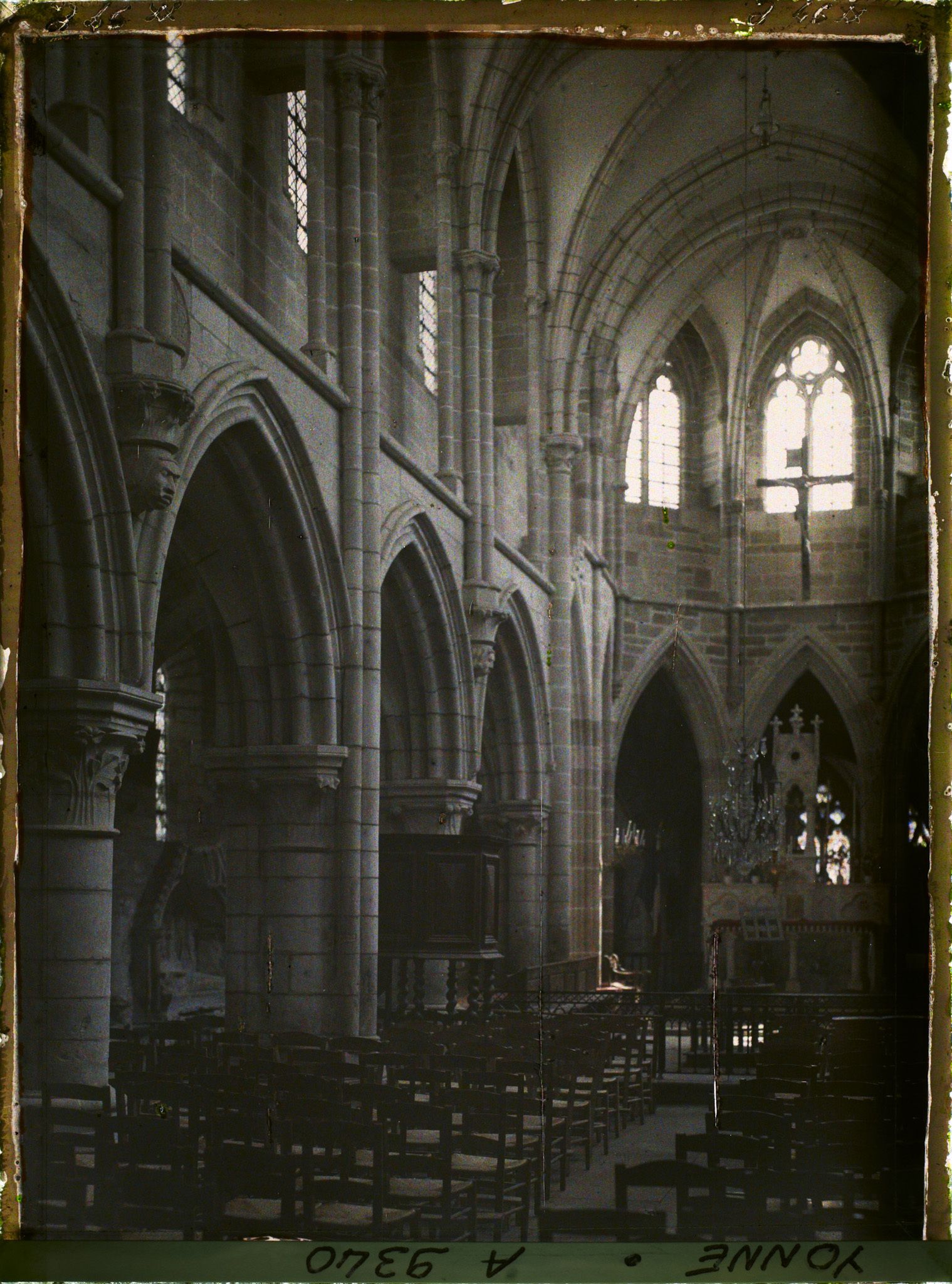Image représentant France, St Père, Intérieur parfaite Eglise du XIIIe , style bourguignon