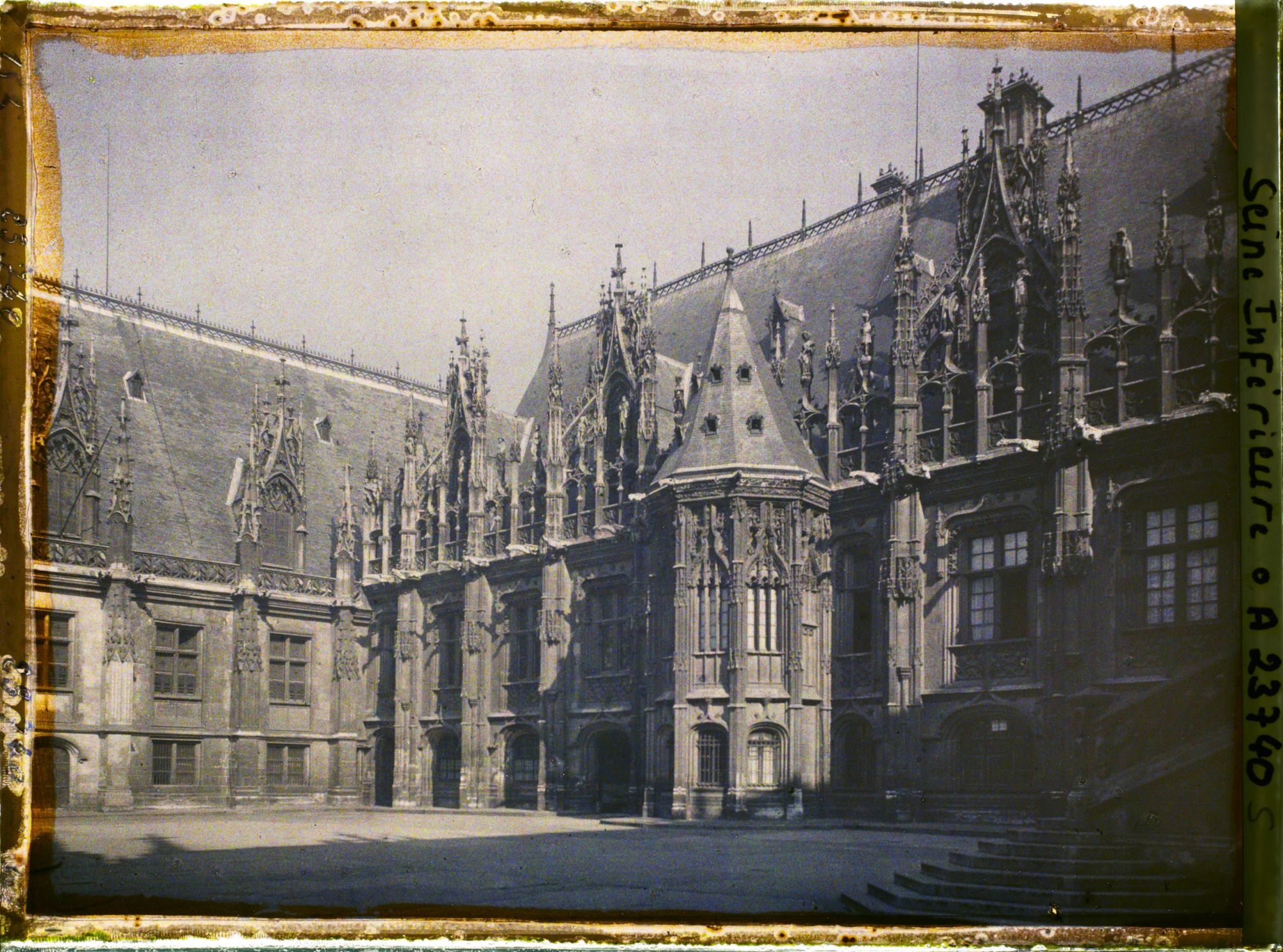 Image représentant Le palais de justice vu de la cour