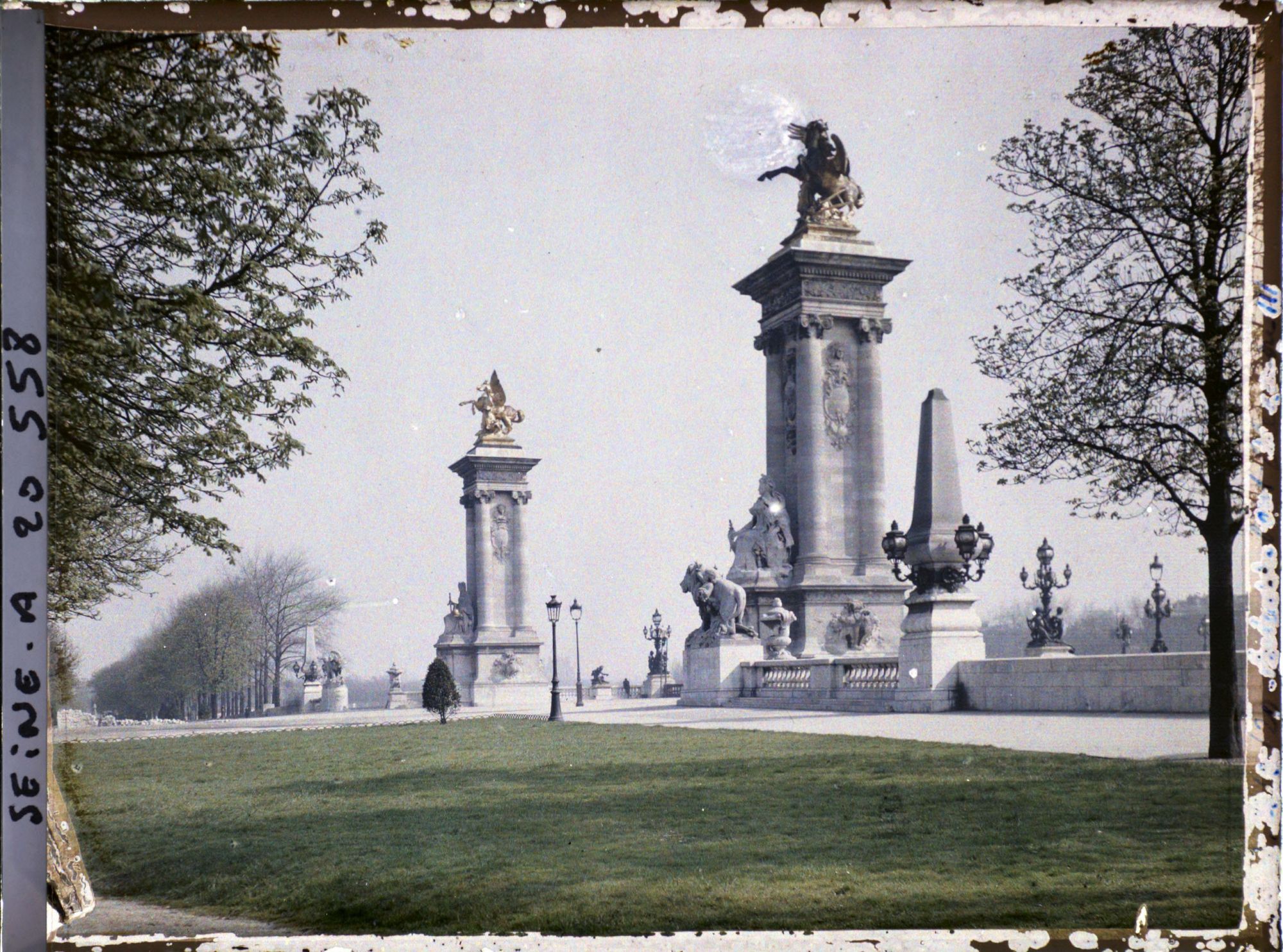 Image représentant L'entrée du pont Alexandre-III