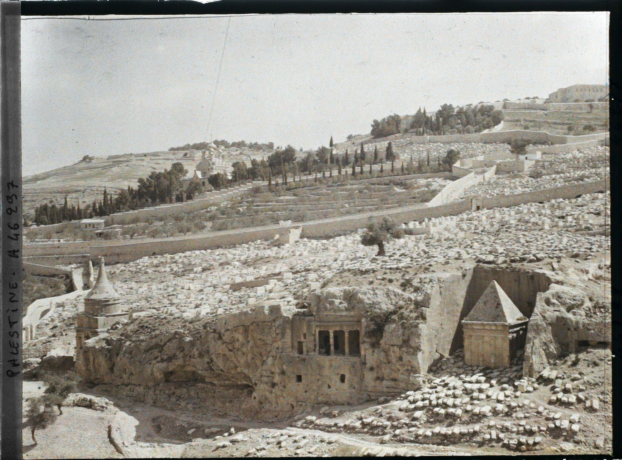 Image représentant Tombes d'Absalon, Saint-Jacques, Zacharie et cimetière juifs dans la vallée du Cédron