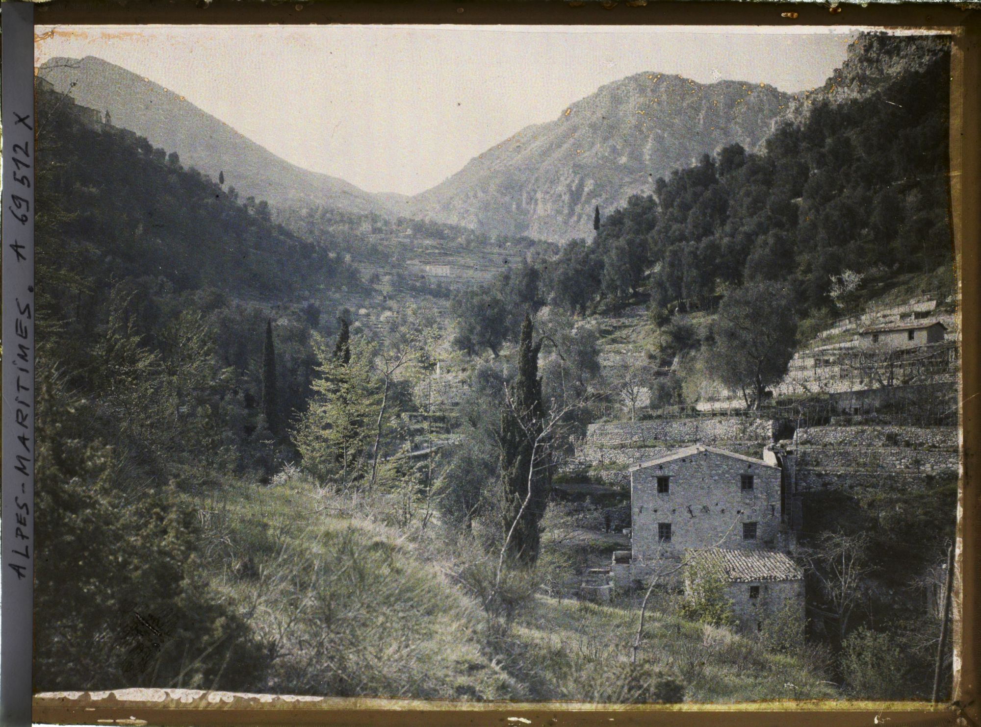 Image représentant Habitation et cultures en terrasses dans la vallée arborée