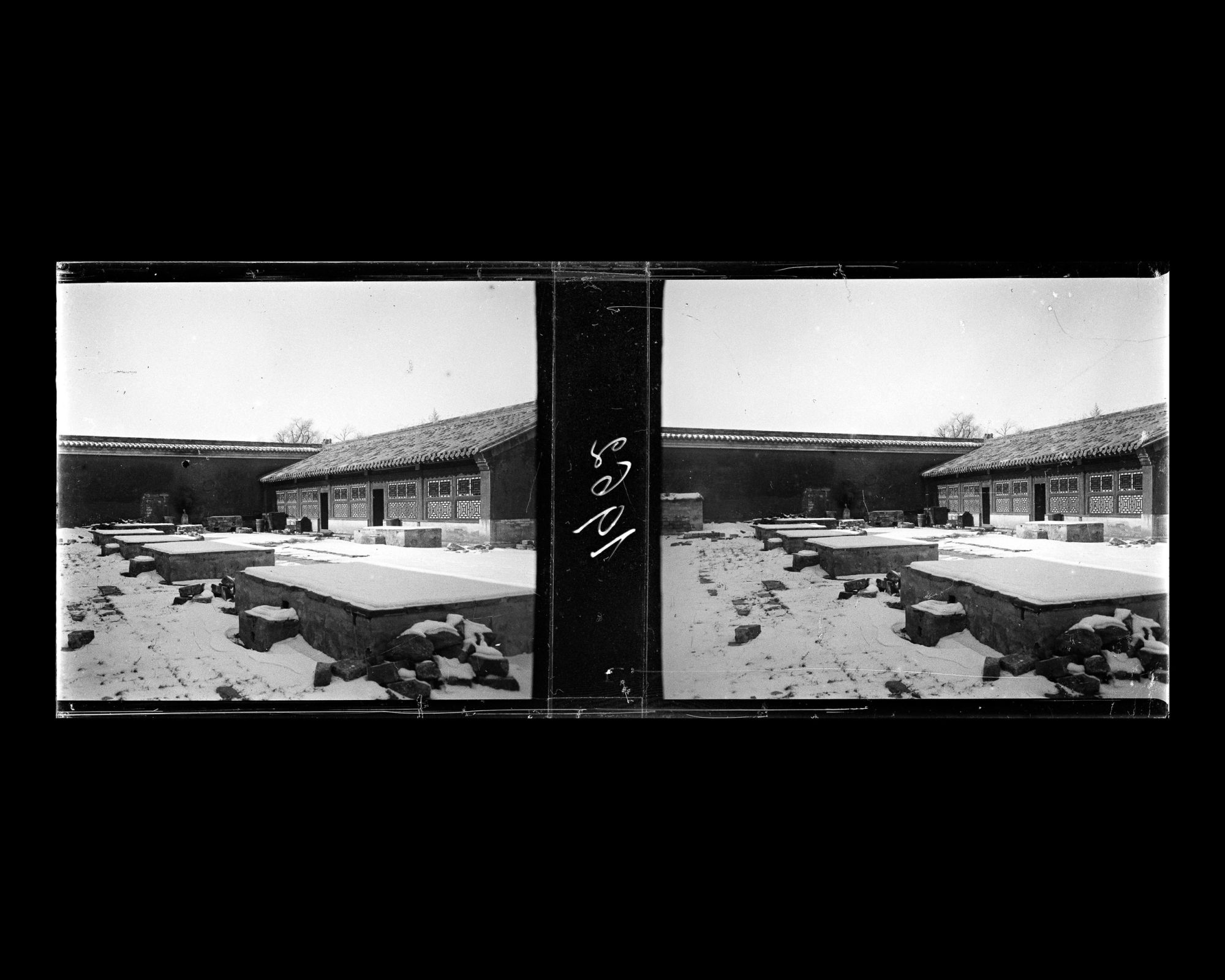 Image représentant Tiantan ("temple du Ciel"). Zhaigong ("palais de l'Abstinence"). Une cour à l'ouest de Qingong ("palais du Repos")