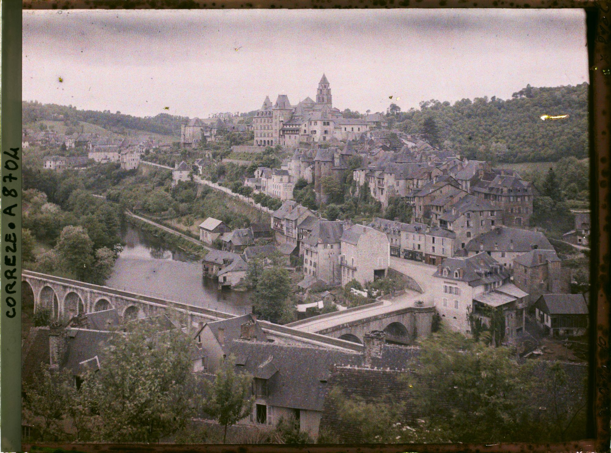 Image représentant Vue générale de la ville prise des hauteurs dominant le faubourg Sainte Eulalie