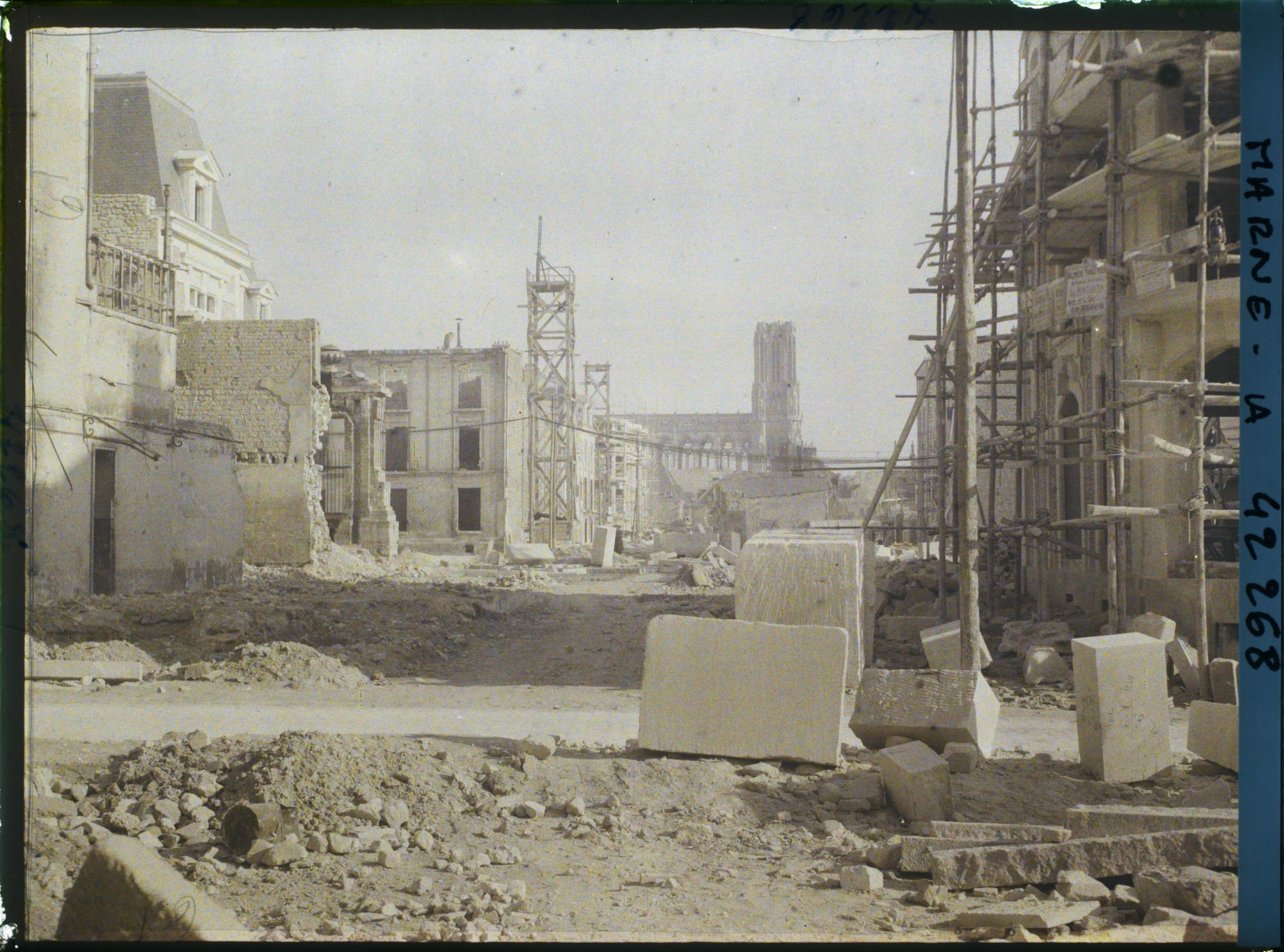 Image représentant France, Reims, Vue prise depuis la rue Thiers vers la Cathédrale