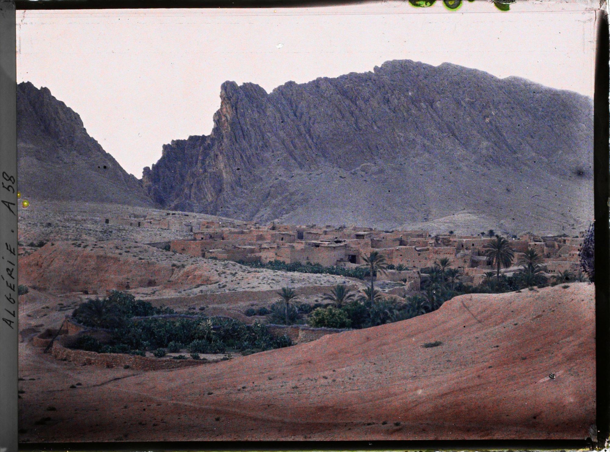 Image représentant Vue générale du village Rouge au bas du défilé