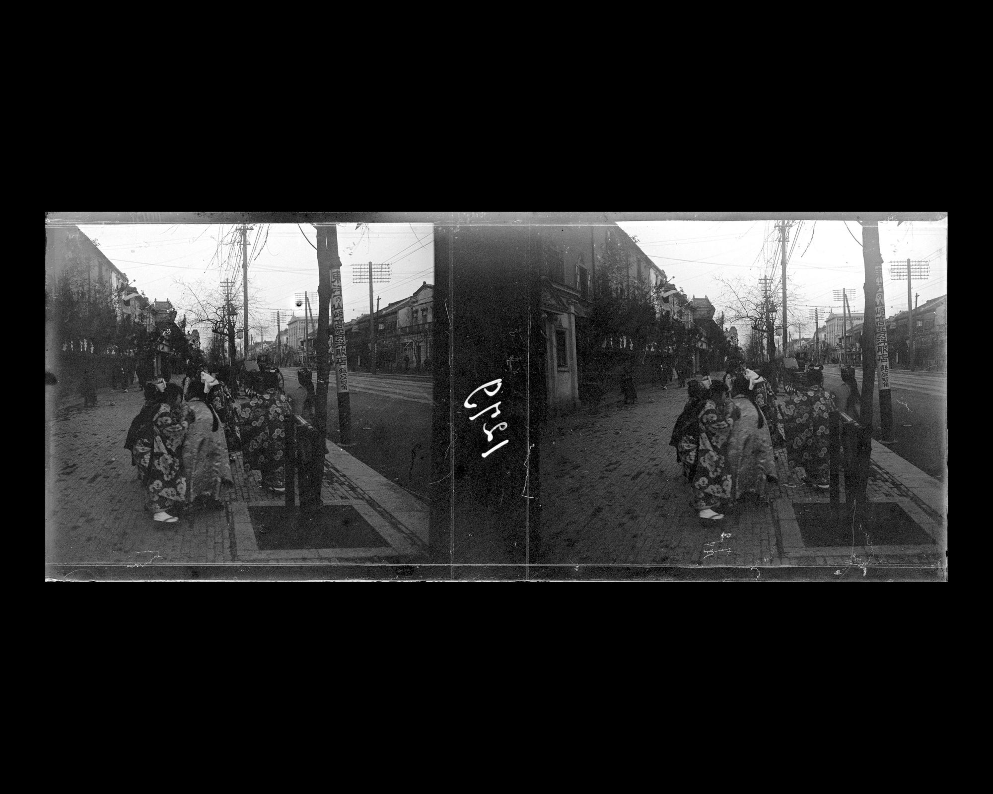 Image représentant Jeunes femmes se promenant sur Ginza