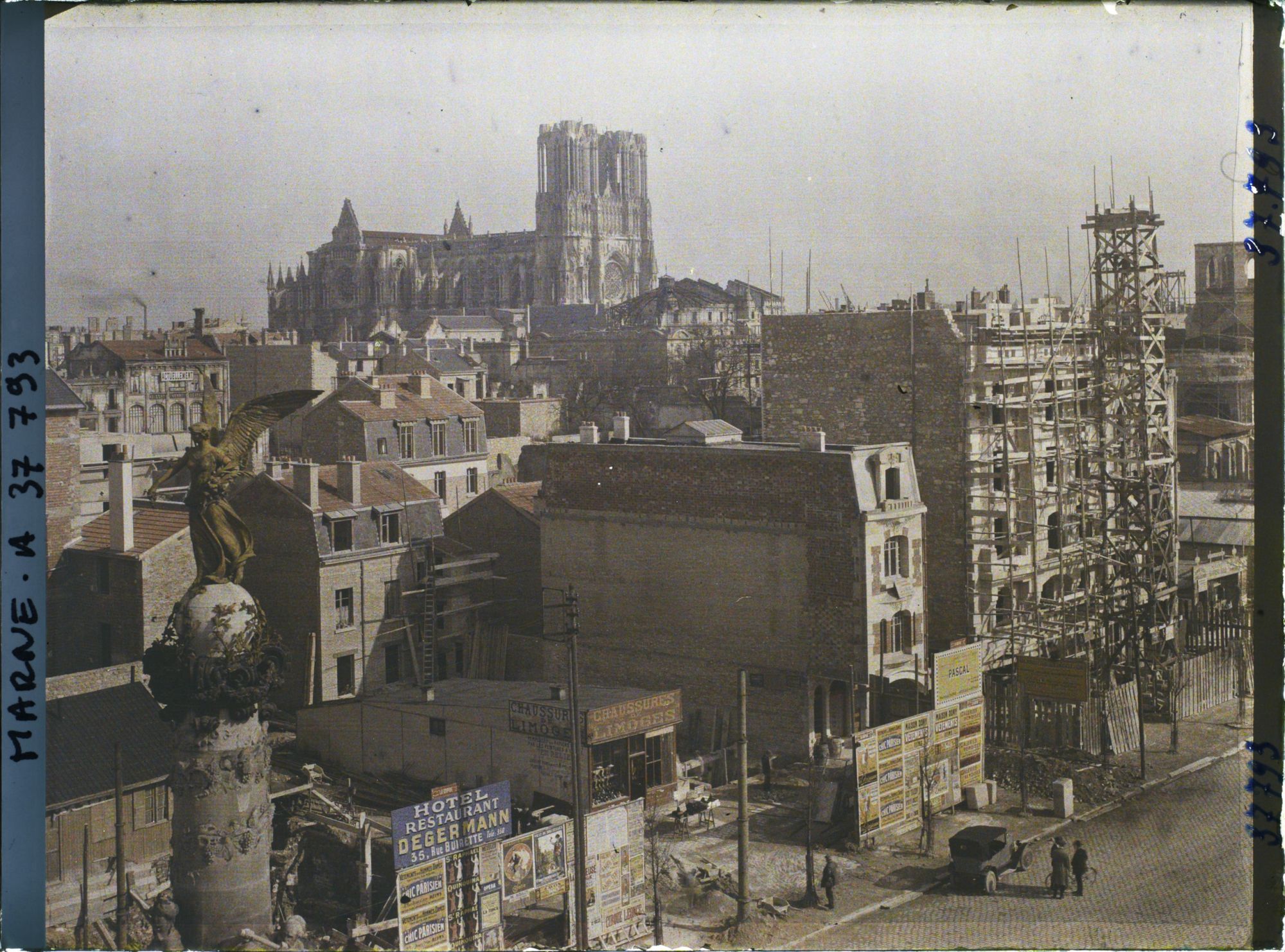 Image représentant France, Reims, Vue vers la Cathédrale et la rue Drouët d'Erlon