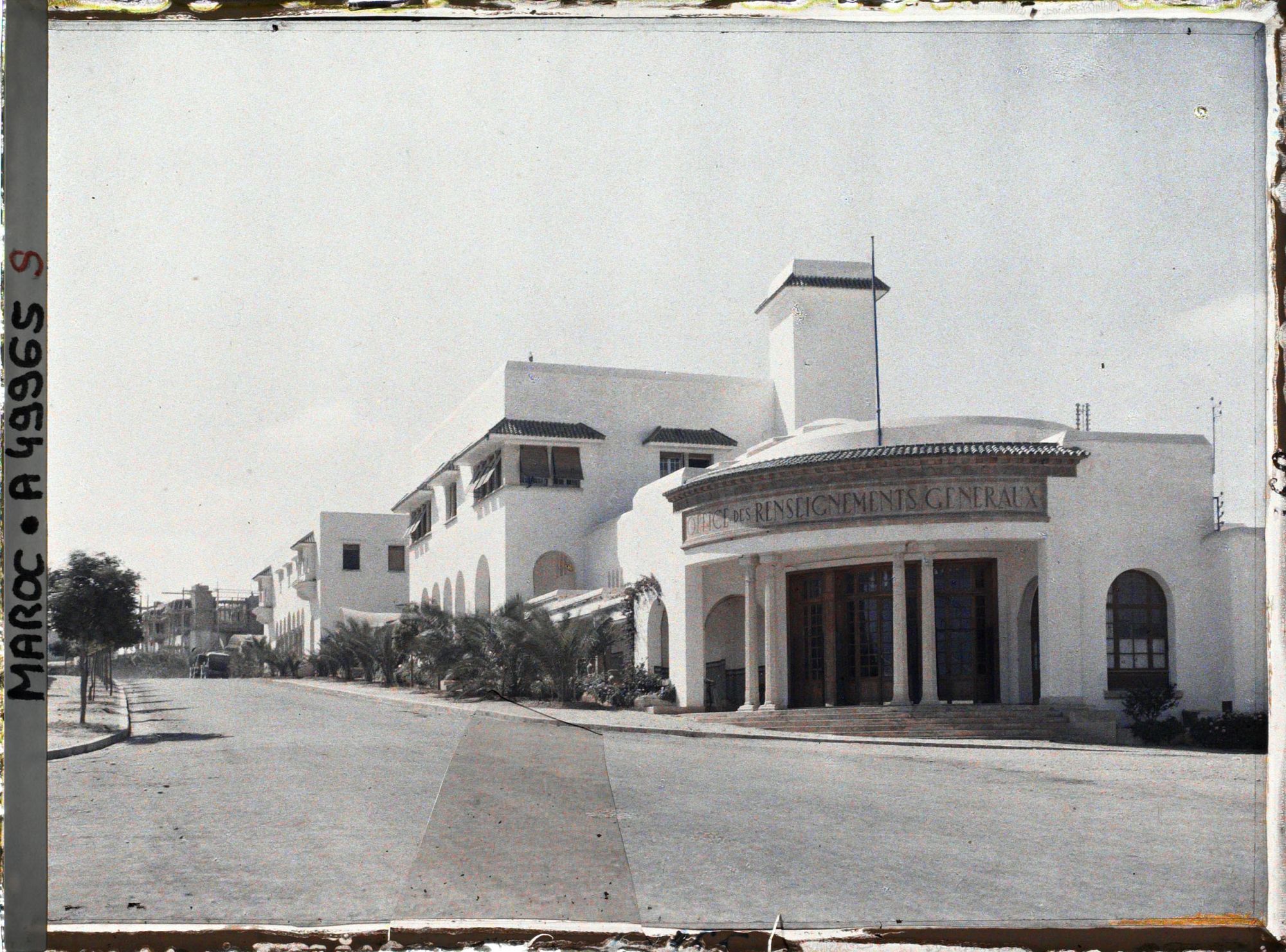 Image représentant L'avenue du Dar el-Makhzen avec le bâtiment de l'Office des Renseignements Généraux