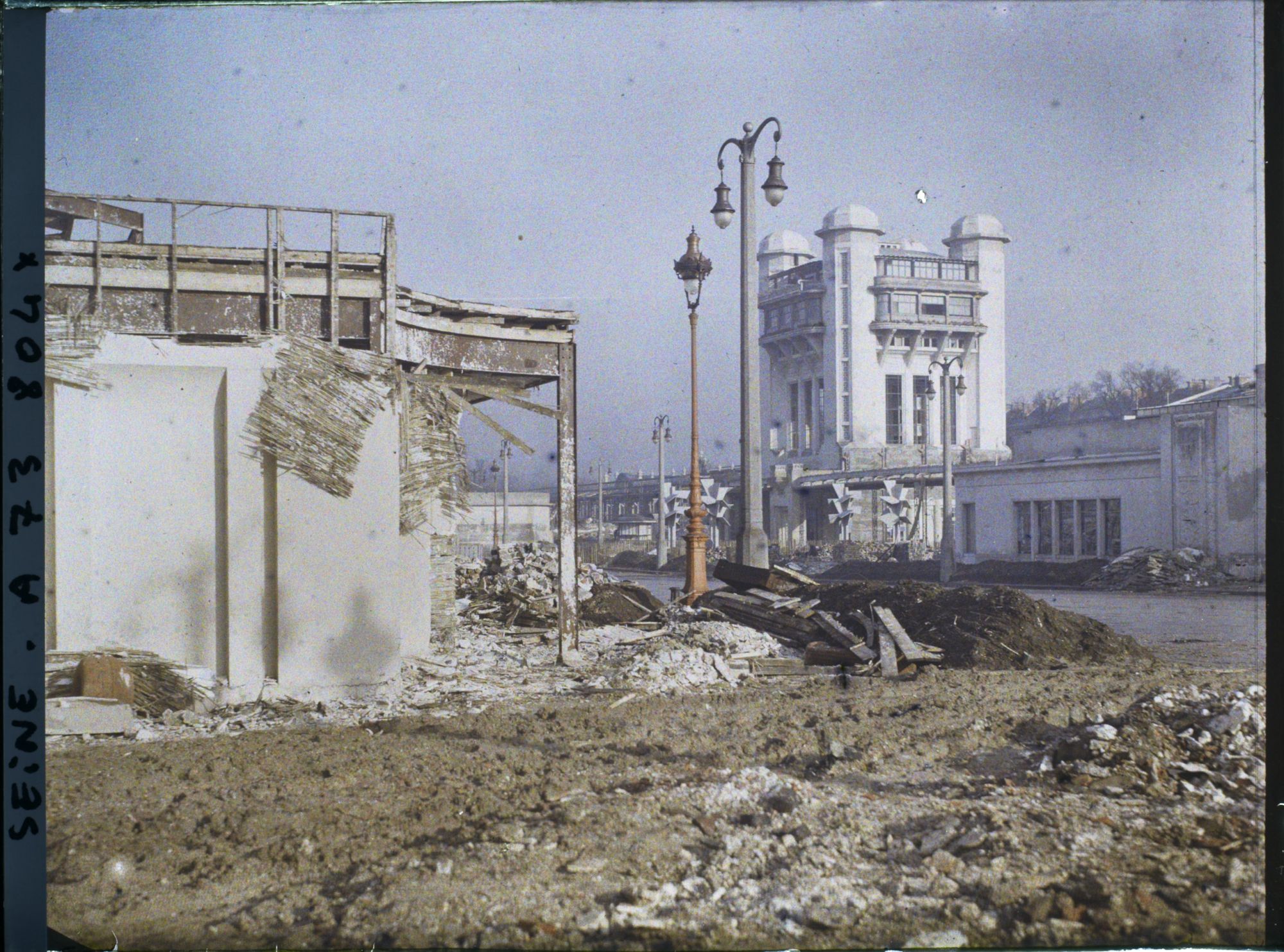 Image représentant L'exposition des arts décoratifs, démolition des pavillons sur l'esplanade des Invalides