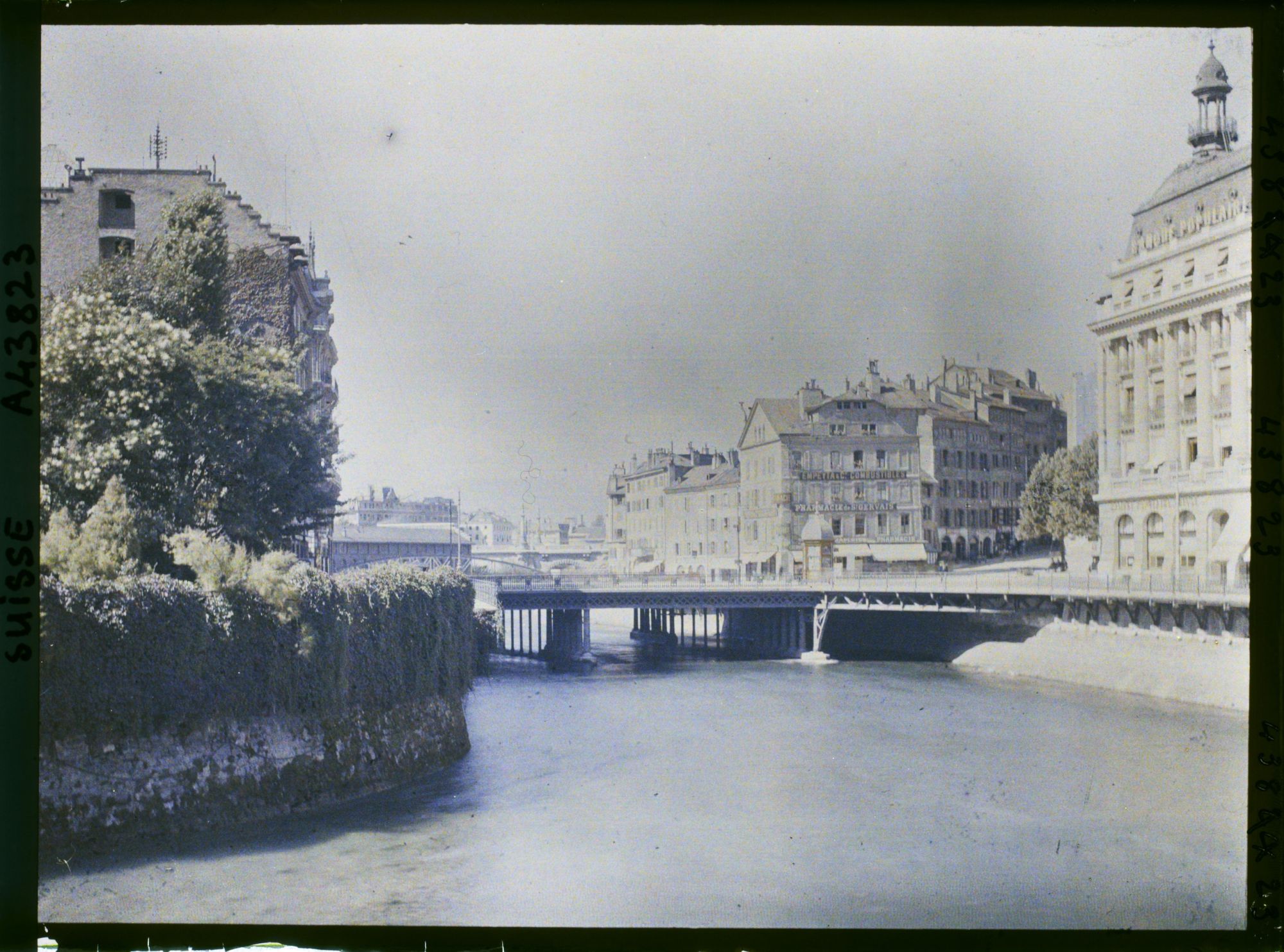 Image représentant La place de Saint-Gervais et le Rhône vus du pont de la Machine