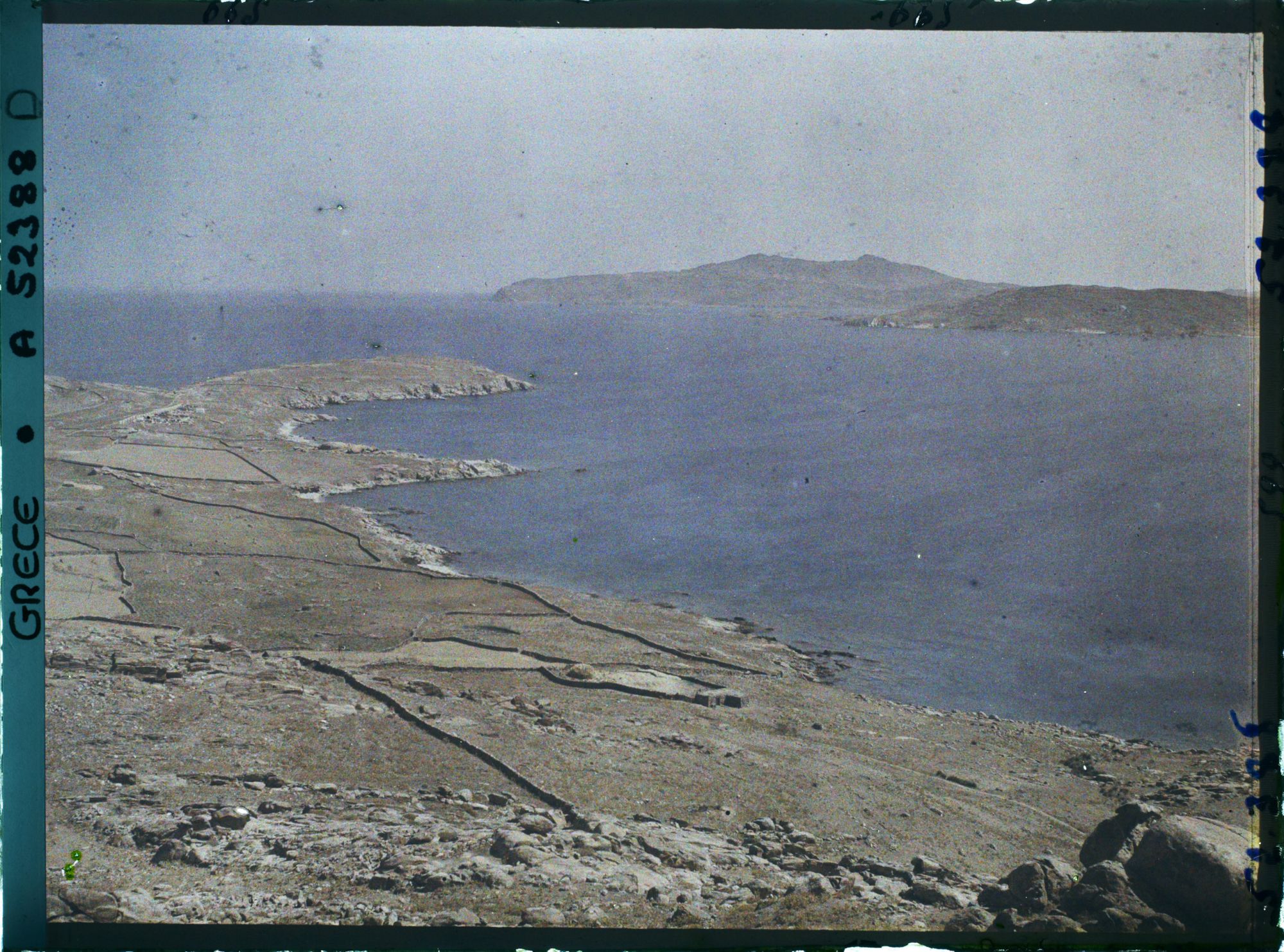 Image représentant Partie nord de Delos et à droite, l'Ile de Mykonos, vue prise du Cynthe
