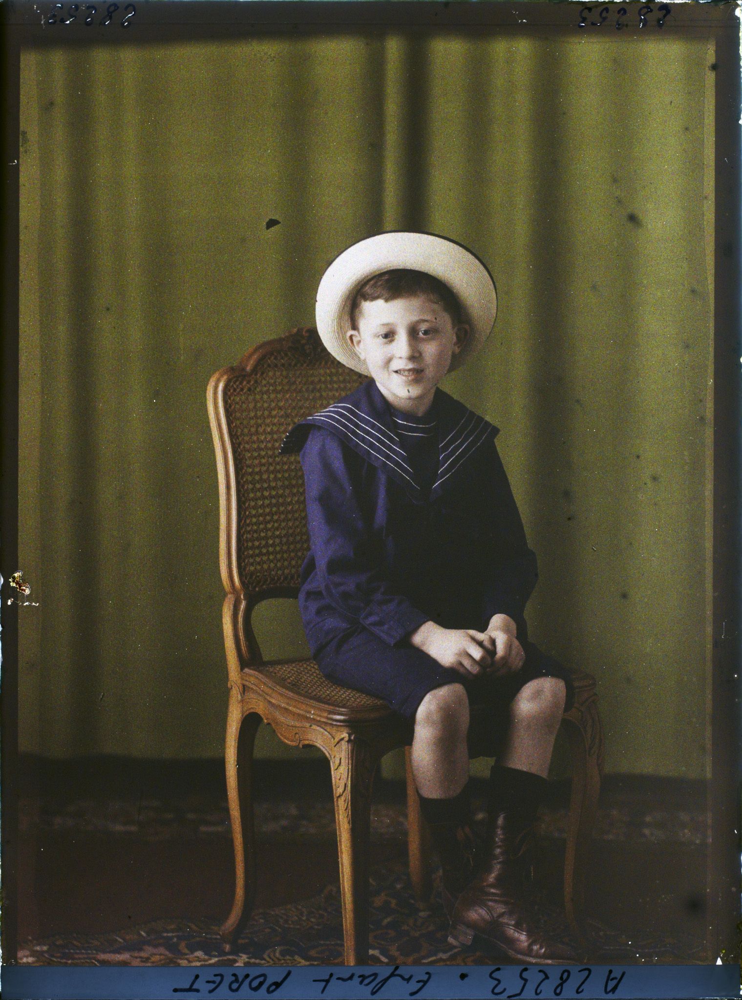 Image représentant https://musee-albert-kahn.s-museum.fr/home/NWQ2OTAwYzNmYjZlZTk1ZWQwODJmMjY4L2dlbmVyaWMtbm90aWNlLXRhYi9hdXRob3JpdHkvNjE3YTc5ZjVjZjhiODk2OGIzMzM3ZDIx/5d6900c3fb6ee95ed082f268/generic-notice-tab/authority/617a79ebcf8b8968b33375c3 Enfant Poret fils