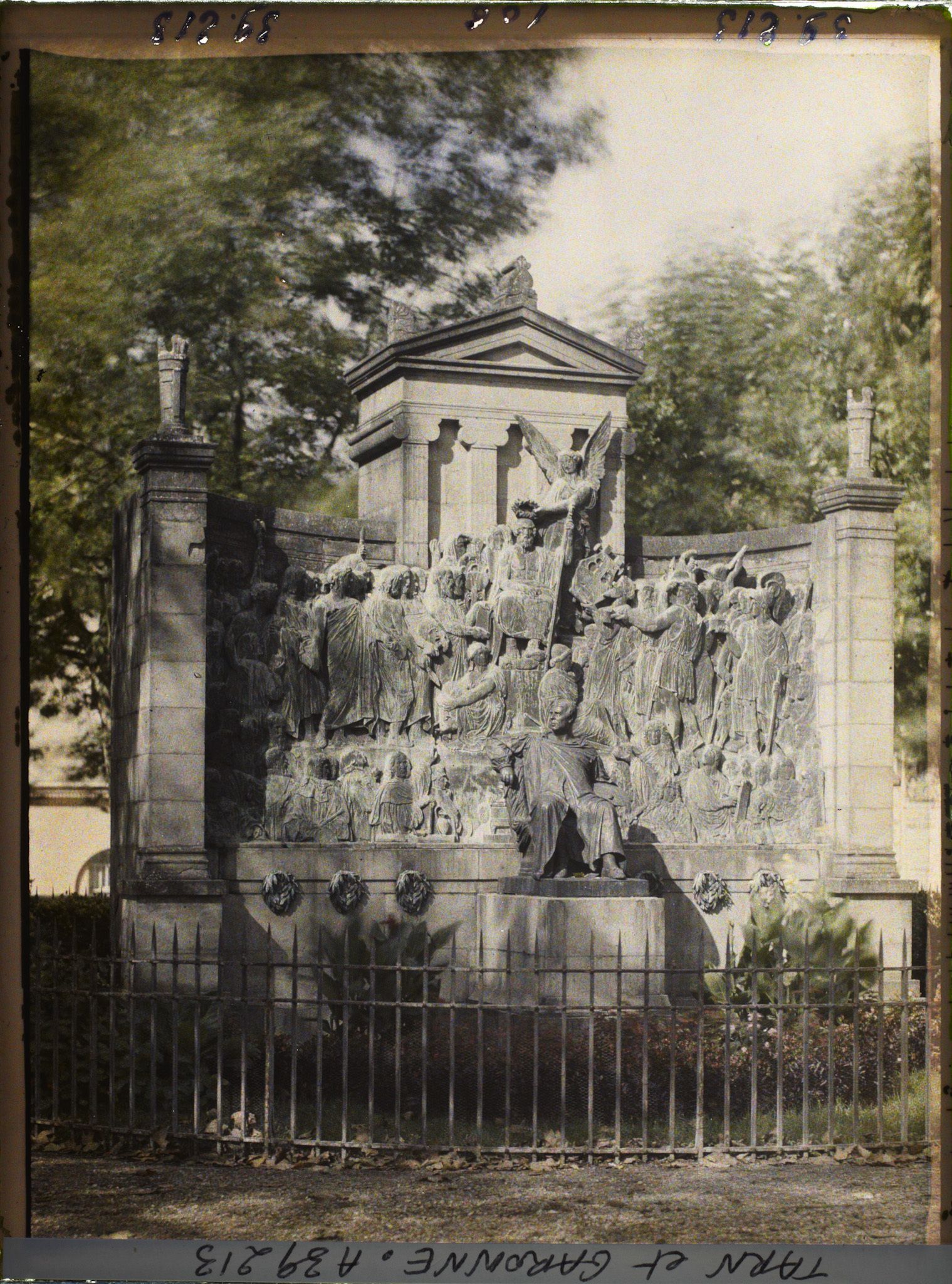 Image représentant Le monument à Ingres, promenade des Carmes