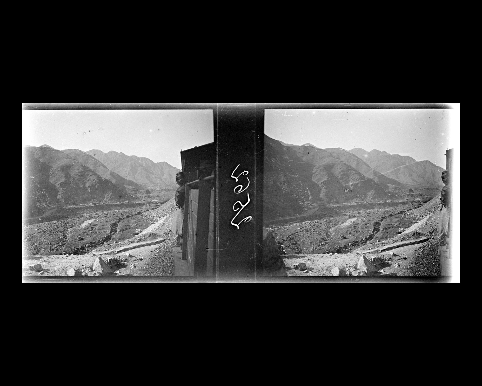 Image représentant Le train suit la voie ferrée construite le long du lit en partie asséché d'un cours d'eau