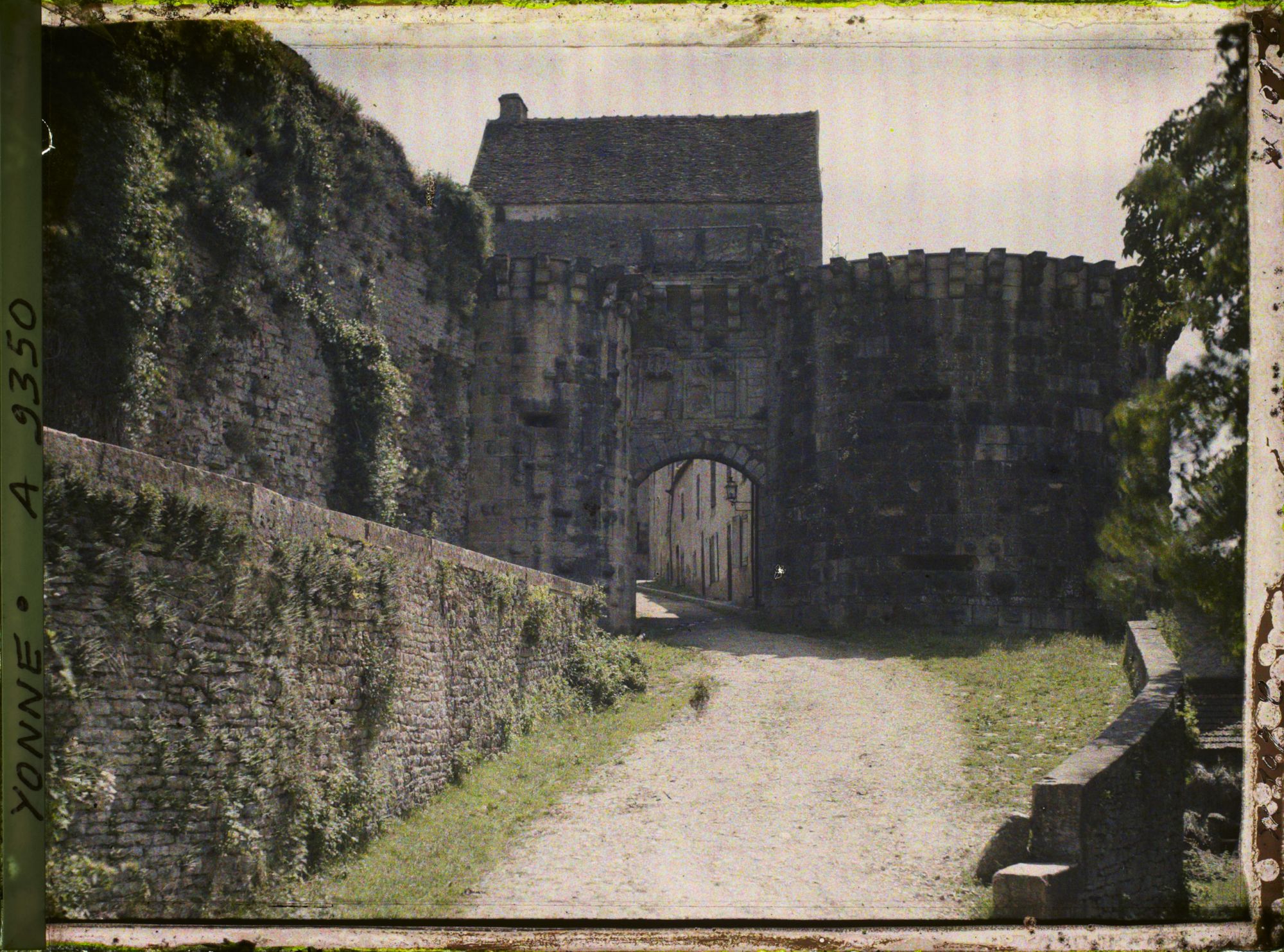 Image représentant France, Vézelay, La Porte Neuve