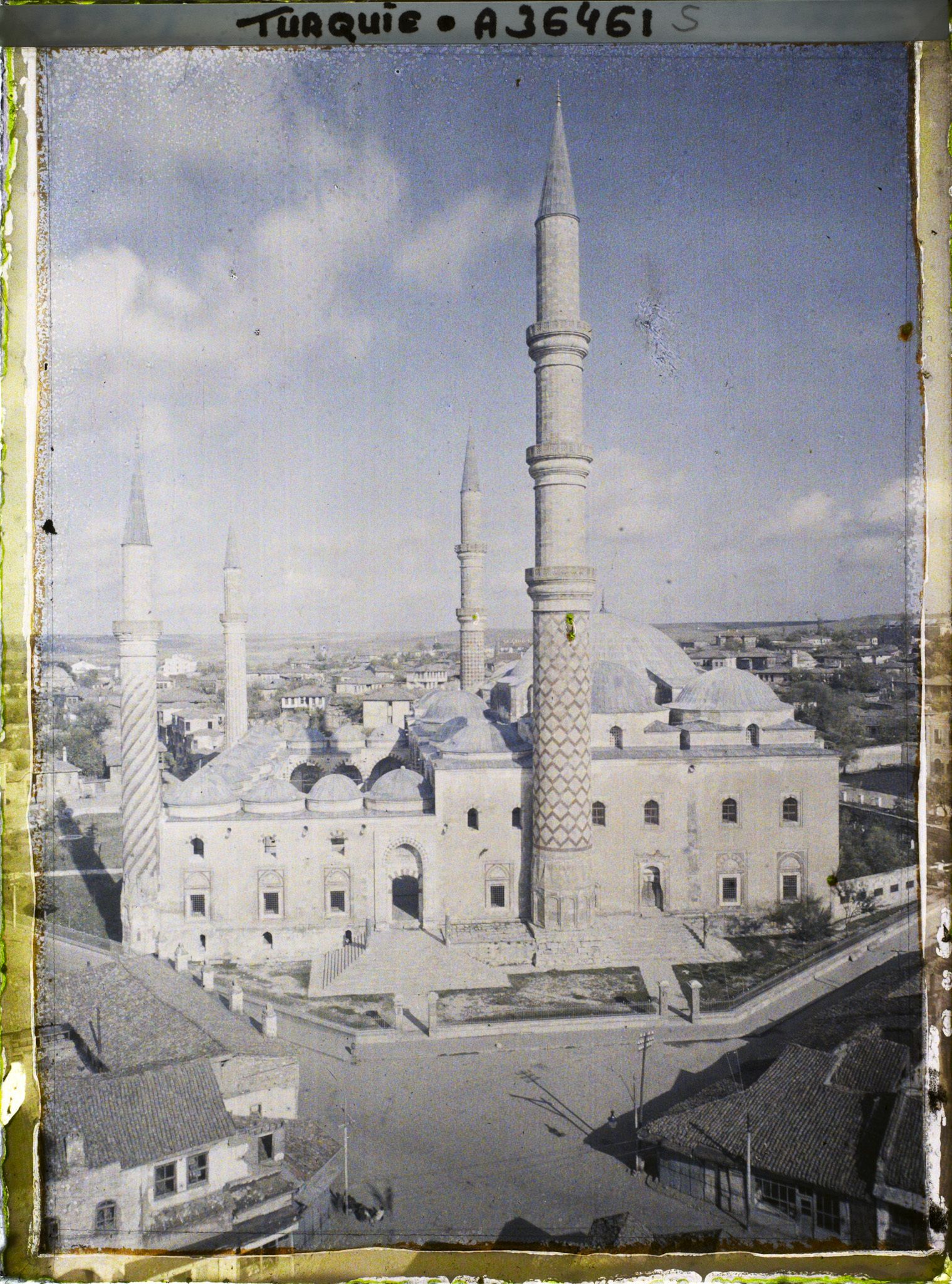Image représentant Mosquée du Sultan Murat surnommé Uç Serefeli Camii (Mosquée aux trois galeries, 1447)