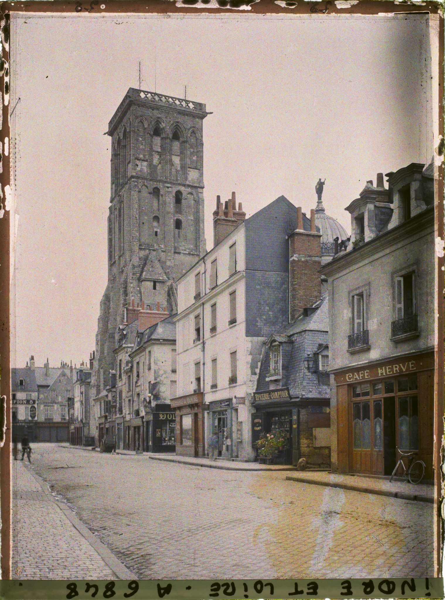 Image représentant Les boutiques de la rue de Châteauneuf et la tour Charlemagne