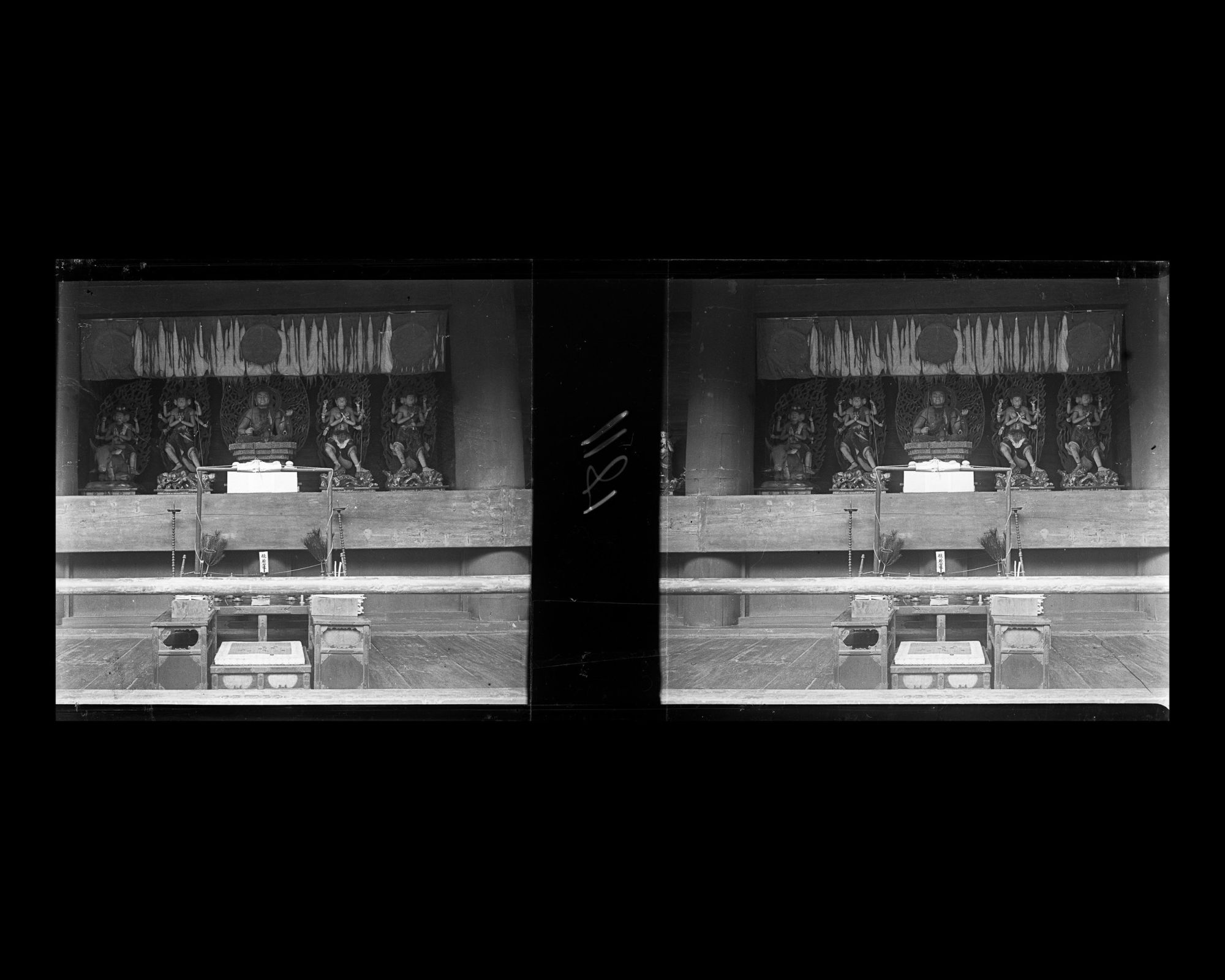 Image représentant Autels et bouddha dans un temple