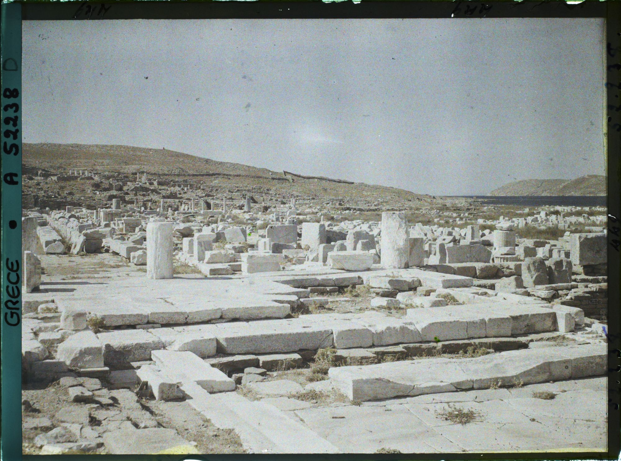 Image représentant Grèce, Delos, Les Propylées vus de l'intérieur