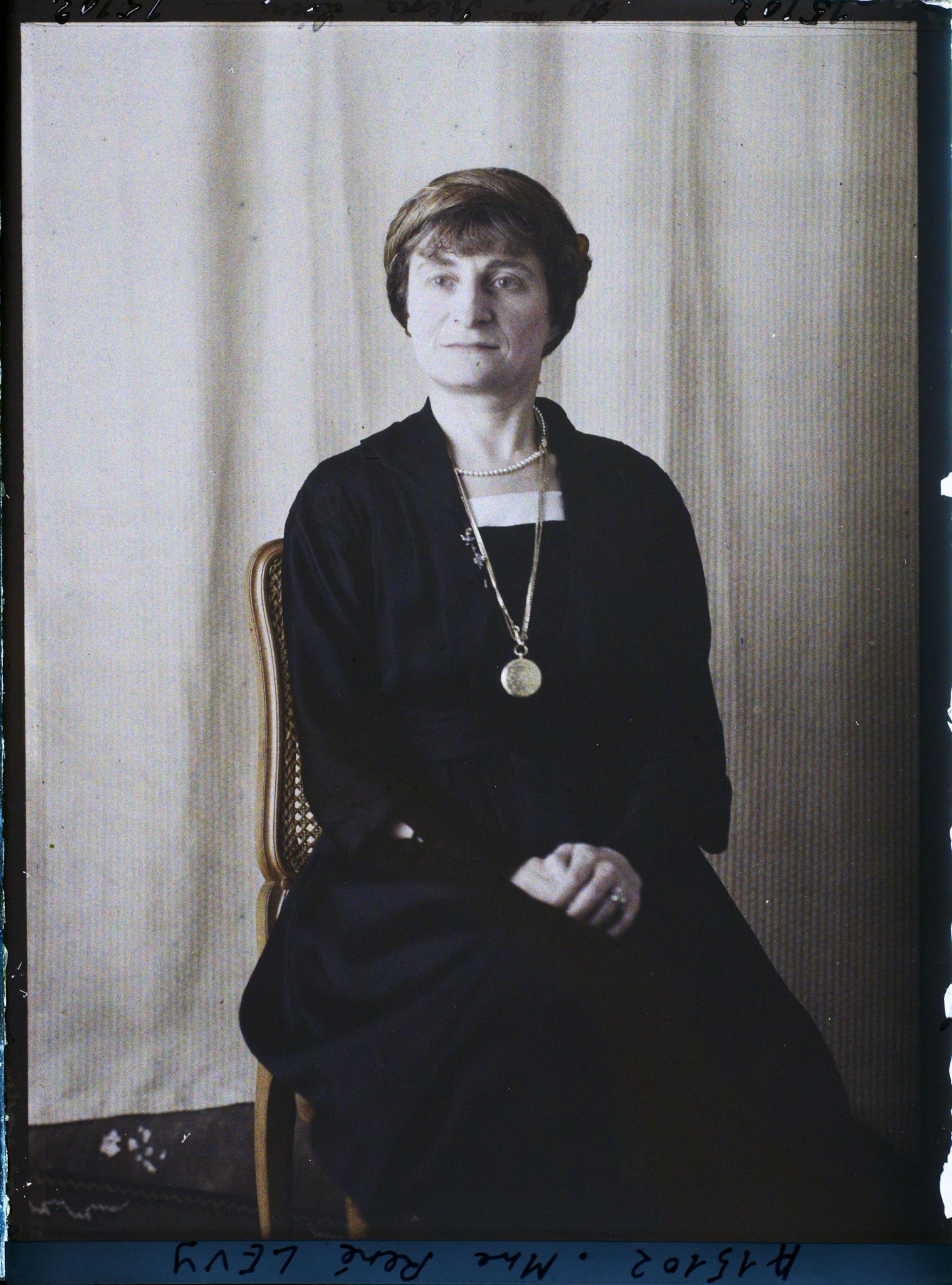 Image représentant https://musee-albert-kahn.s-museum.fr/home/NWQ2OTAwYzNmYjZlZTk1ZWQwODJmMjY4L2dlbmVyaWMtbm90aWNlLXRhYi9hdXRob3JpdHkvNjE3YTc5ZjVjZjhiODk2OGIzMzM3ZDIx/5d6900c3fb6ee95ed082f268/generic-notice-tab/authority/617a79ebcf8b8968b3337b6f Madame René Lévy