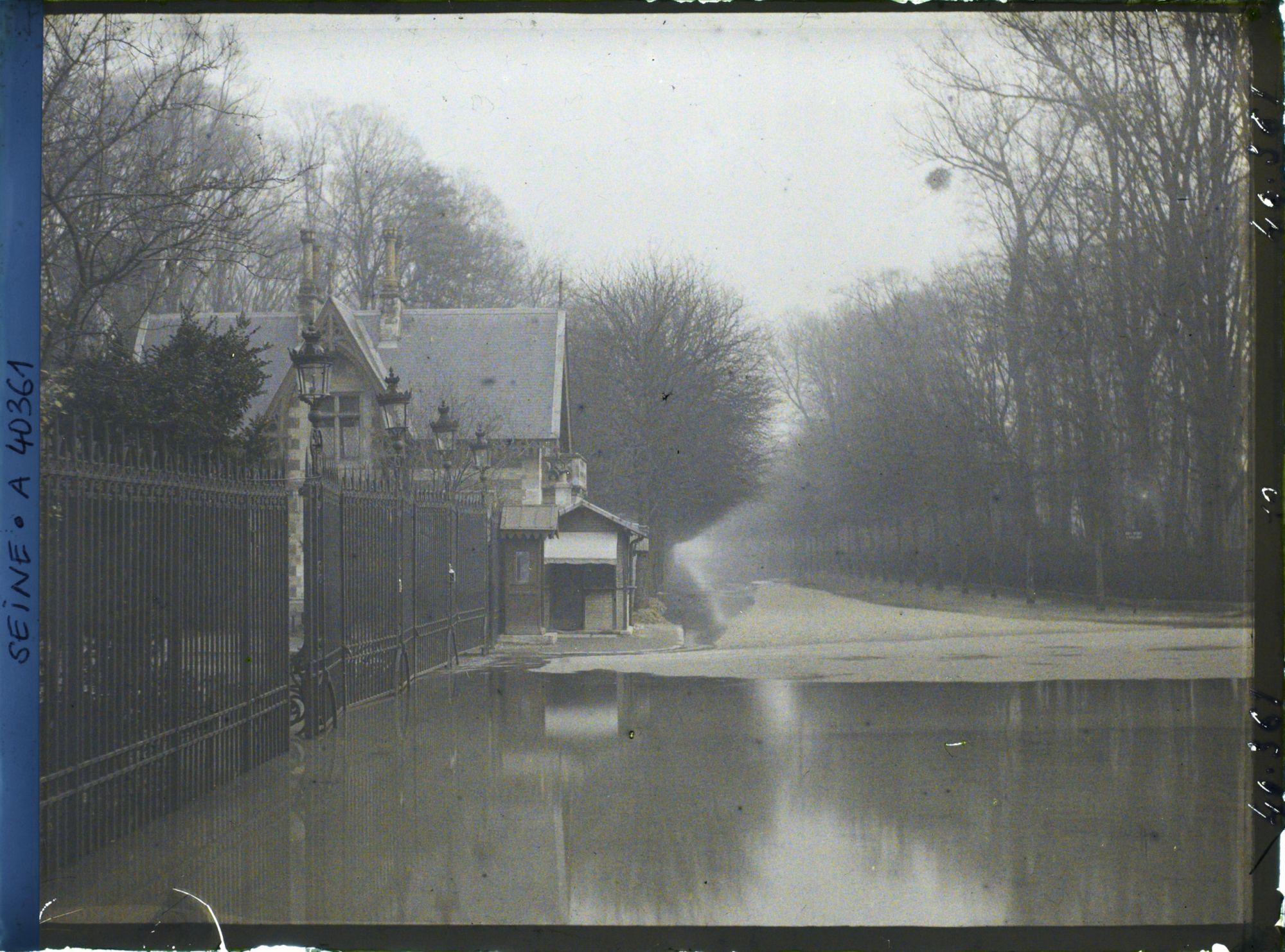 Image représentant Inondations à la grille d'entrée du bois de Boulogne, boulevard de Boulogne (actuel boulevard Anatole-France)
