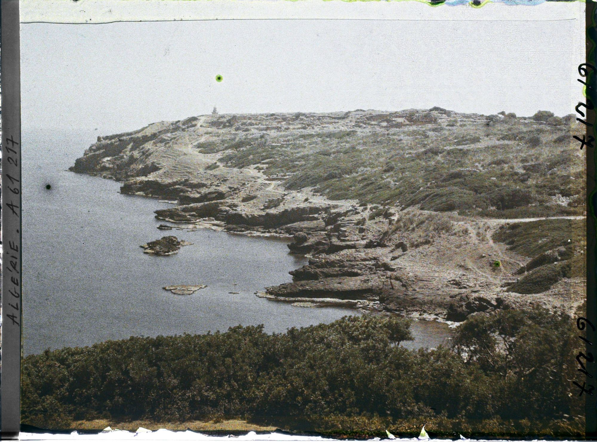 Image représentant La côte avec les ruines à l'arrière-plan