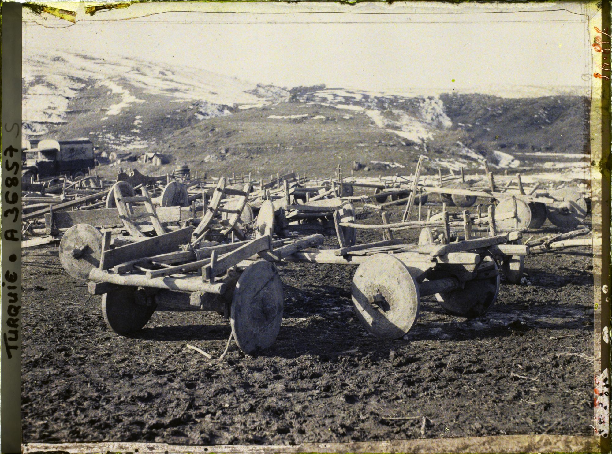 Image représentant Chars à deux roues (Kagni, traînés par des buffles)