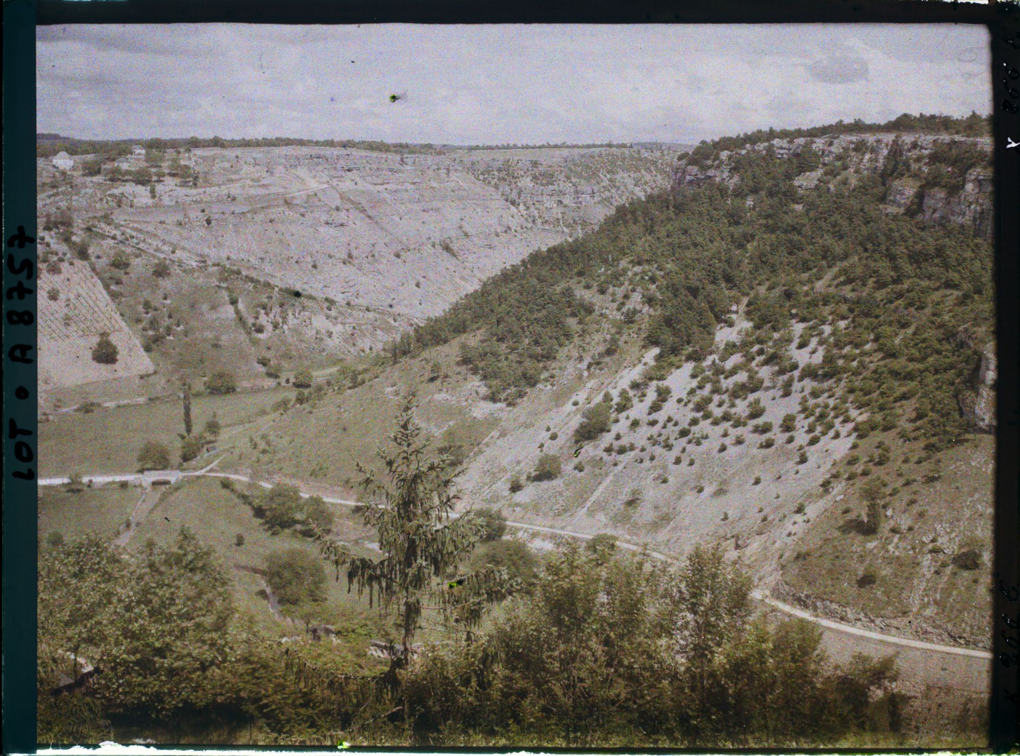 Image représentant France, Roc-Amadour, Les 2 versants de l'Alzou avec la surface supe du Causse, à dr. les petits chênes truffiers