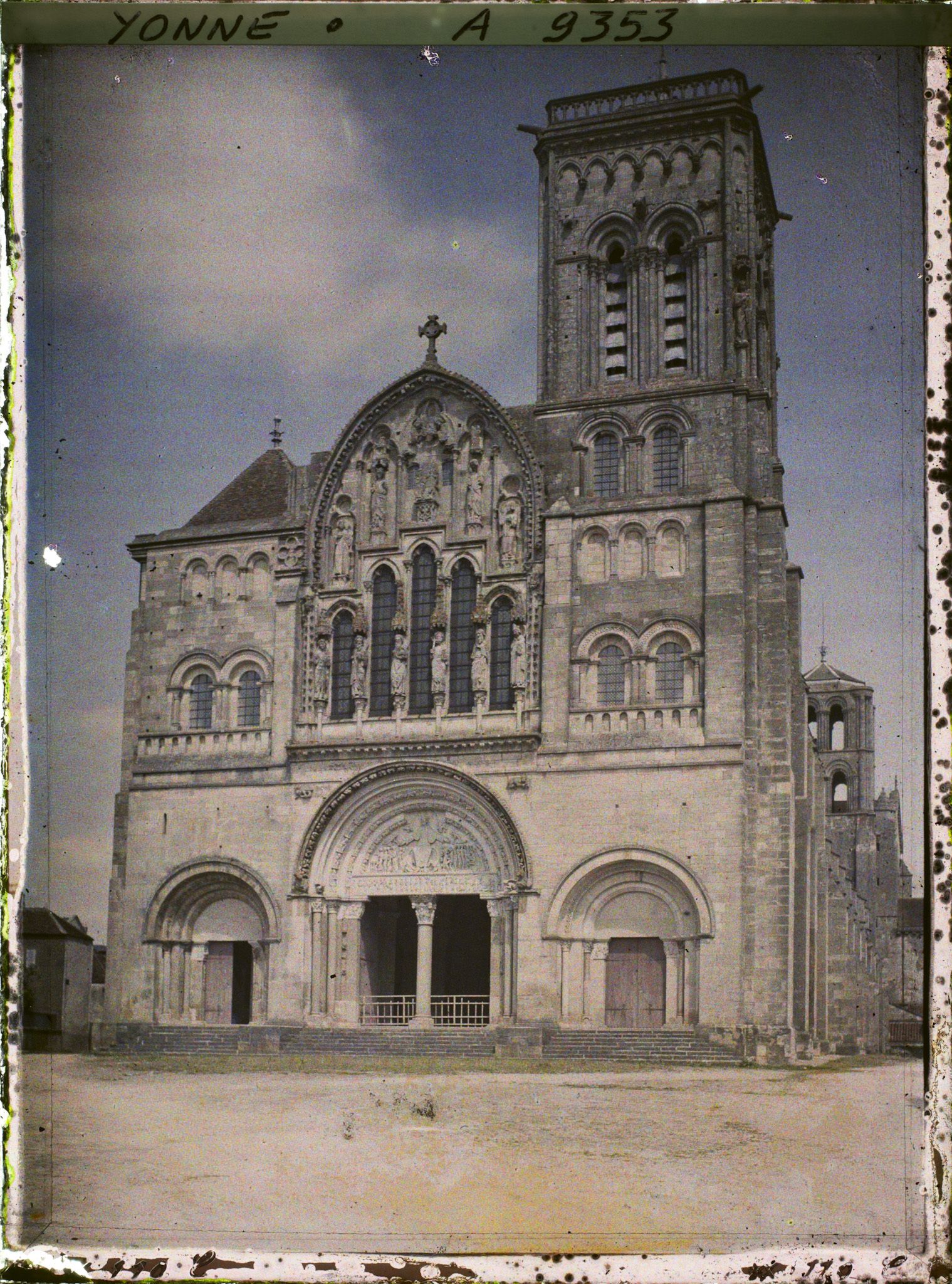 Image représentant France, Vézelay, La façade principale de la Madeleine