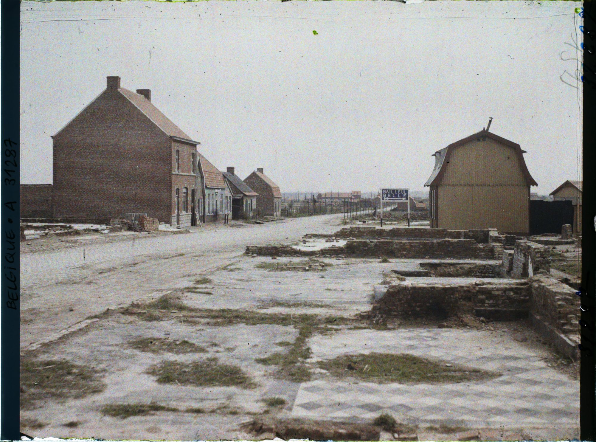 Image représentant Belgique, Locre, Une rue du Village