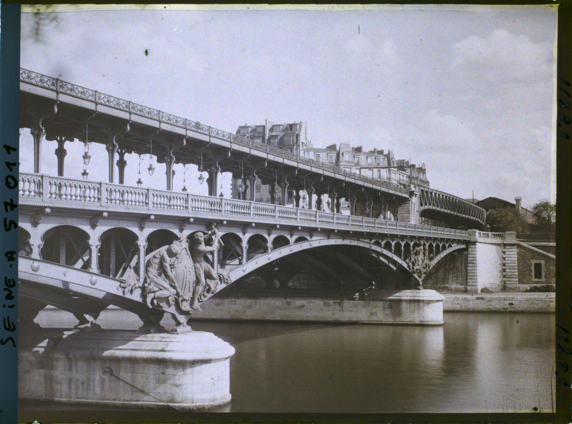 Image représentant Le viaduc de Passy, actuel pont de Bir-Hakeim, vue prise en direction du quai Branly