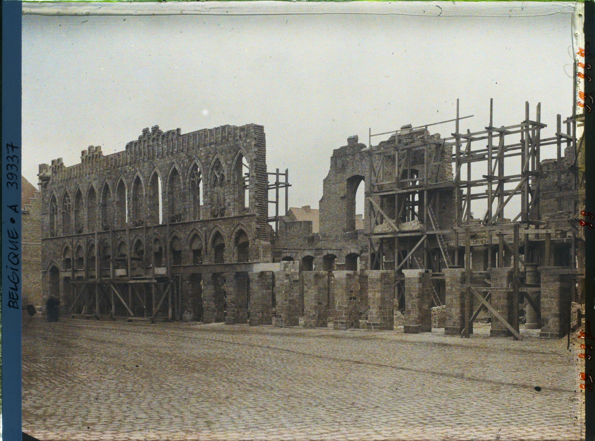 Image représentant Belgique, Ypres, La Cathédrale St Martin vue de la Grande Place