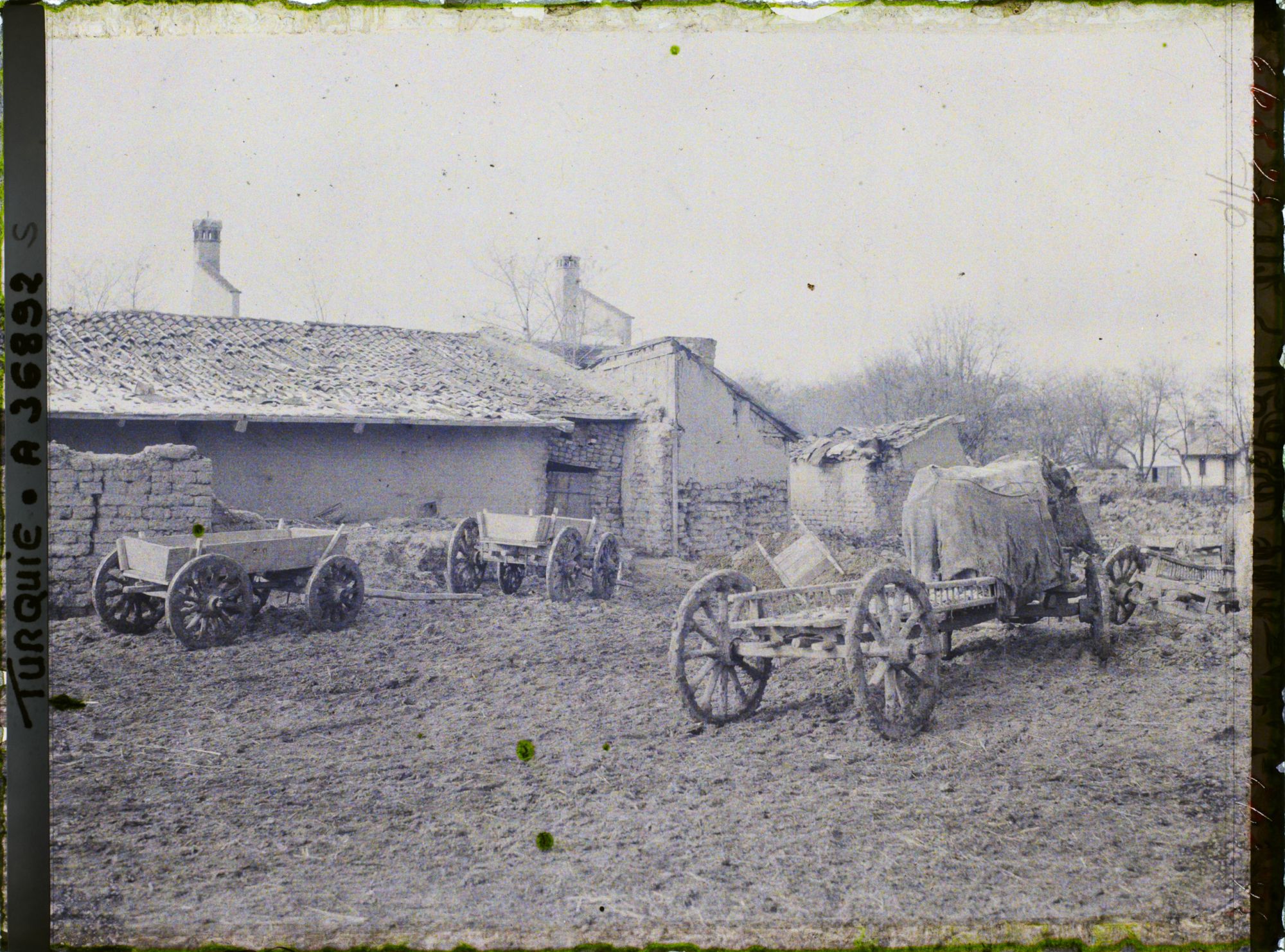 Image représentant Cour de ferme : trois chariots