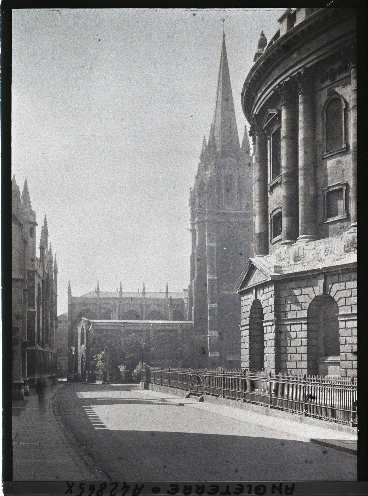 Image représentant La Radcliffe Science Library. Au fond, le clocher de l'église Sainte Marie
