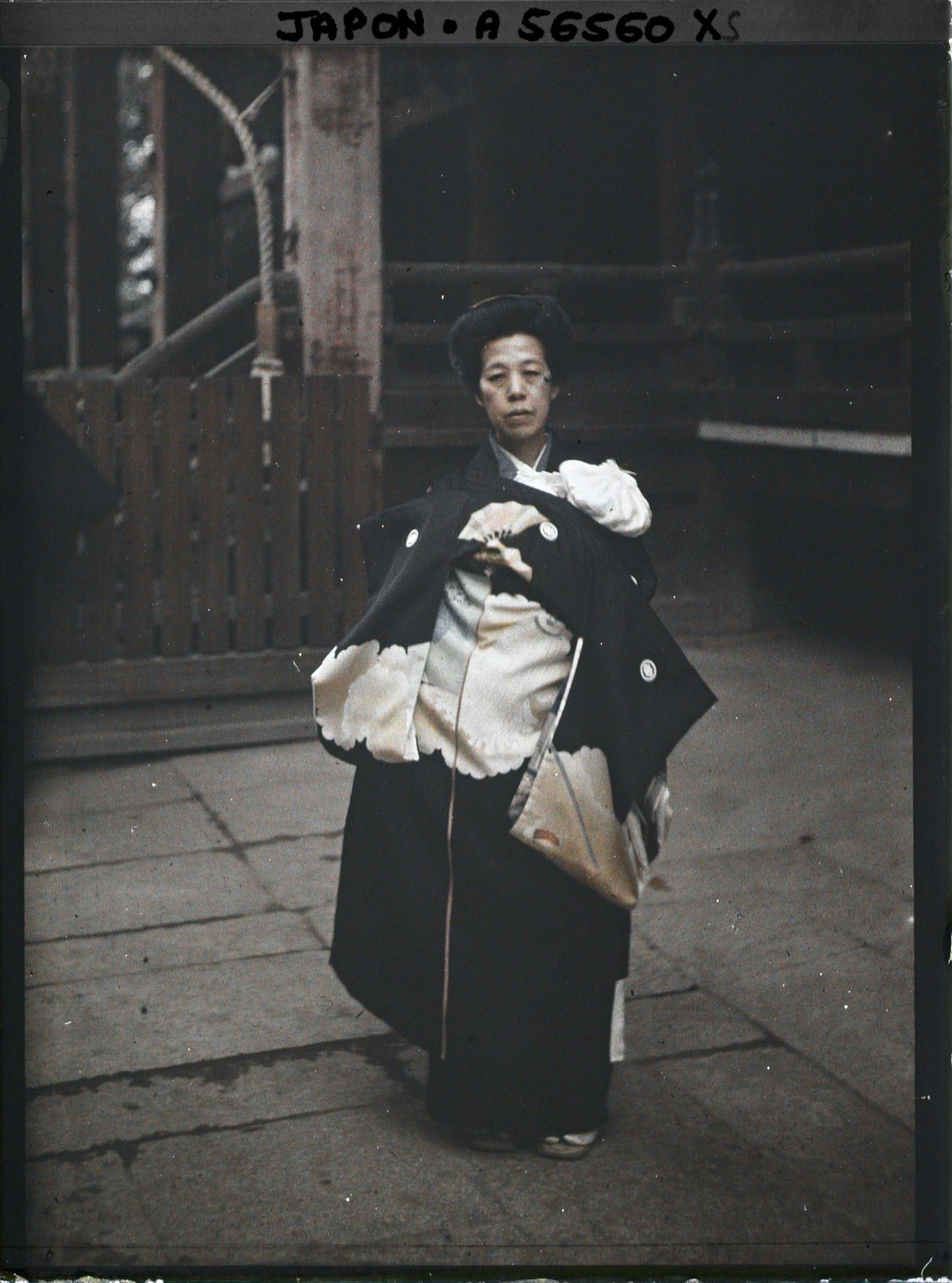 Image représentant Le sanctuaire Yasaka-jinja (appelé également Gion-jinja), renouvellement à un an du Hatsu-miya-mairi