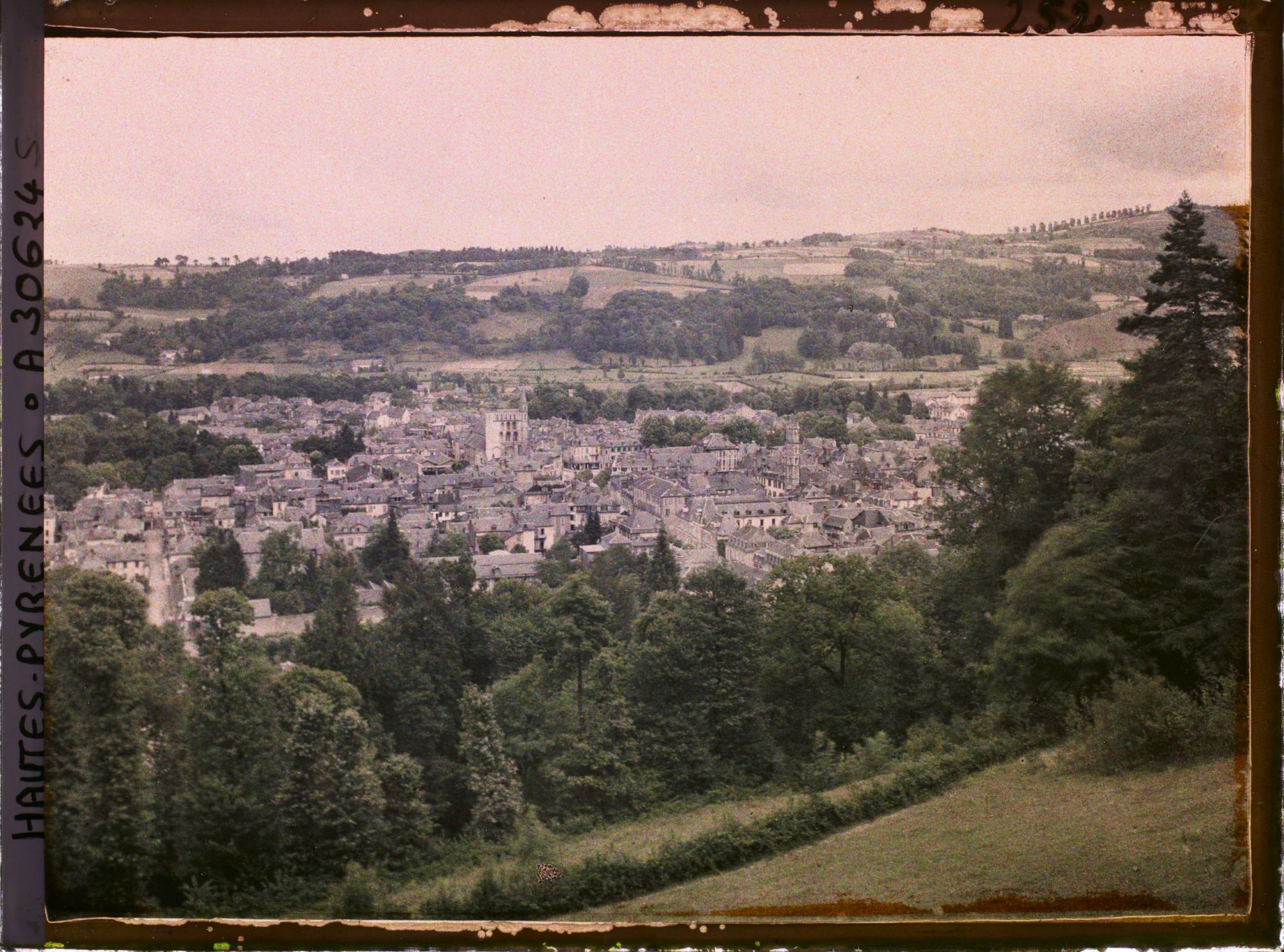 Image représentant France, Panorama sur Bagnères pris du Mont Bédat