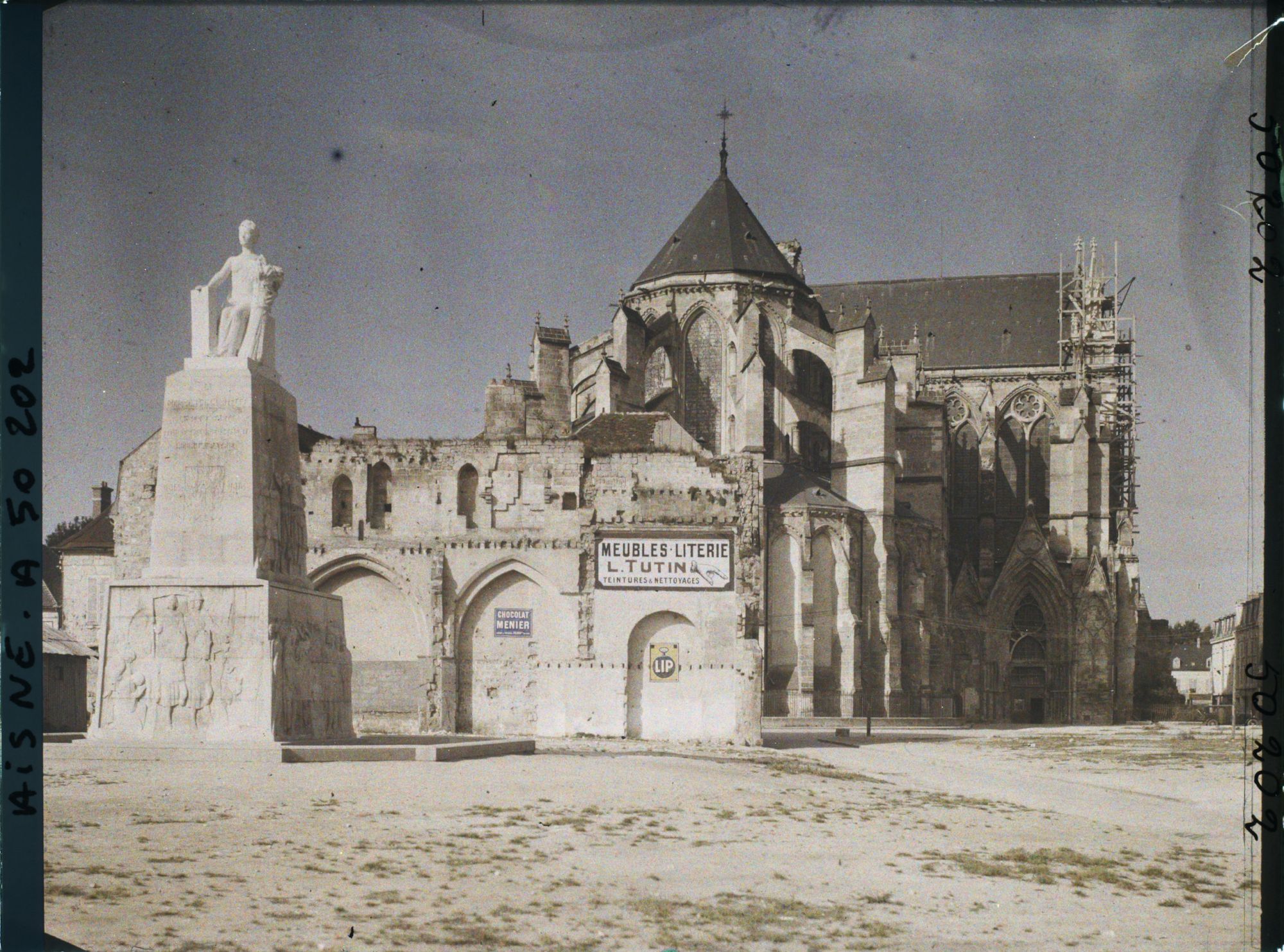 Image représentant France, Soissons, Abside Cathédrale et Monumt aux Morts