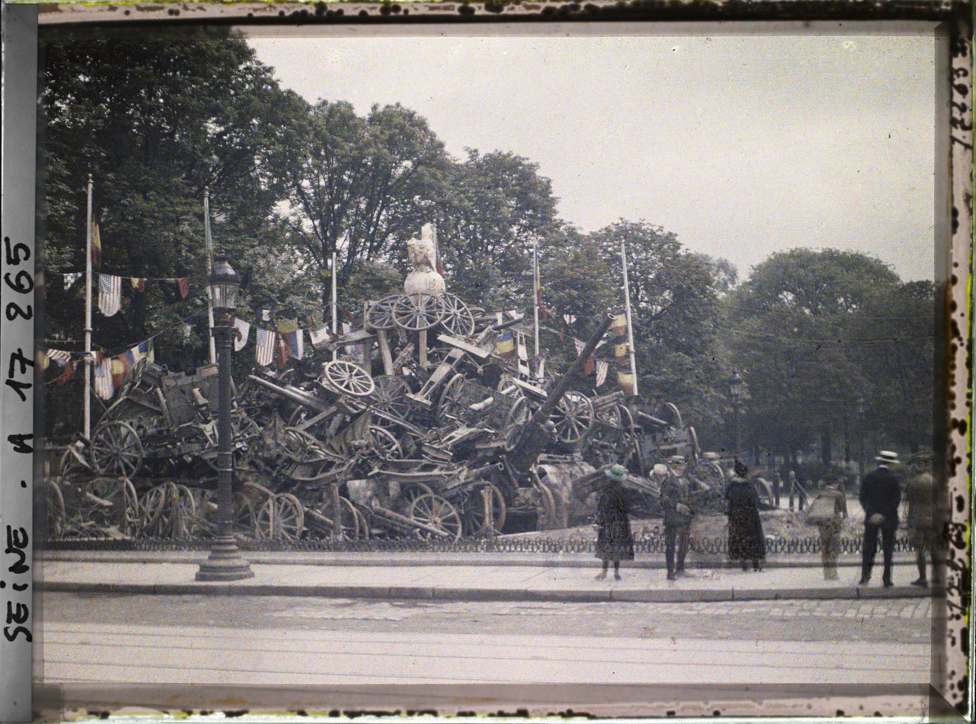 Image représentant Pyramide de canons avenue des Champs-Elysées pour les fêtes de la Victoire des 13 et 14 juillet